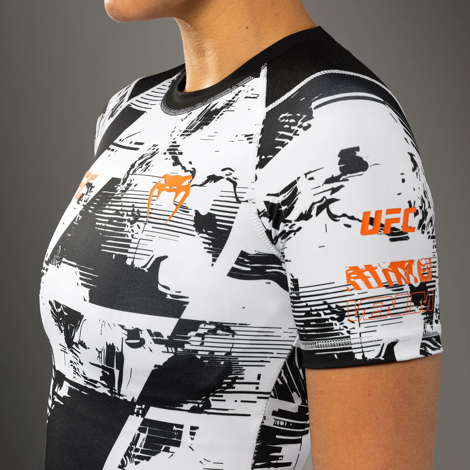 UFC Zenith by Venum Authentic Fight Week Rashguard de manga corta Performance Mujer - Blanco - Image 6