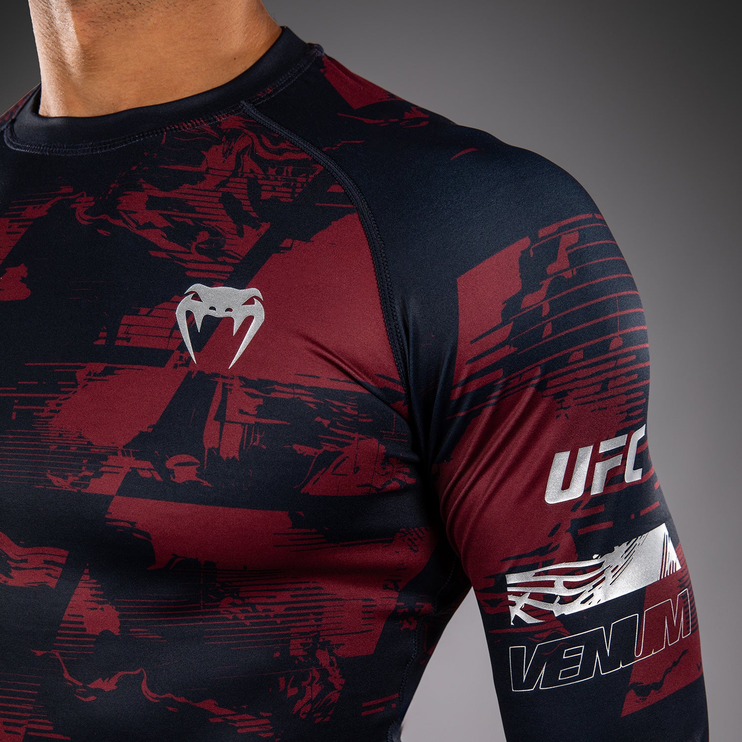 UFC Zenith by Venum Authentic Fight Week Rashguard de manga larga Performance Hombre - Azul marino/Burdeos/Plateado - Image 5