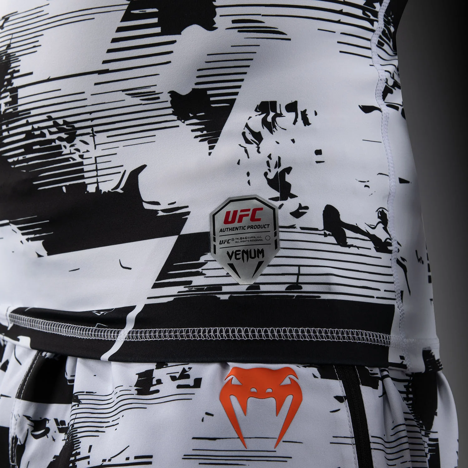UFC Zenith by Venum Authentic Fight Week Rashguard de manga larga Performance Hombre - Blanco - Image 9