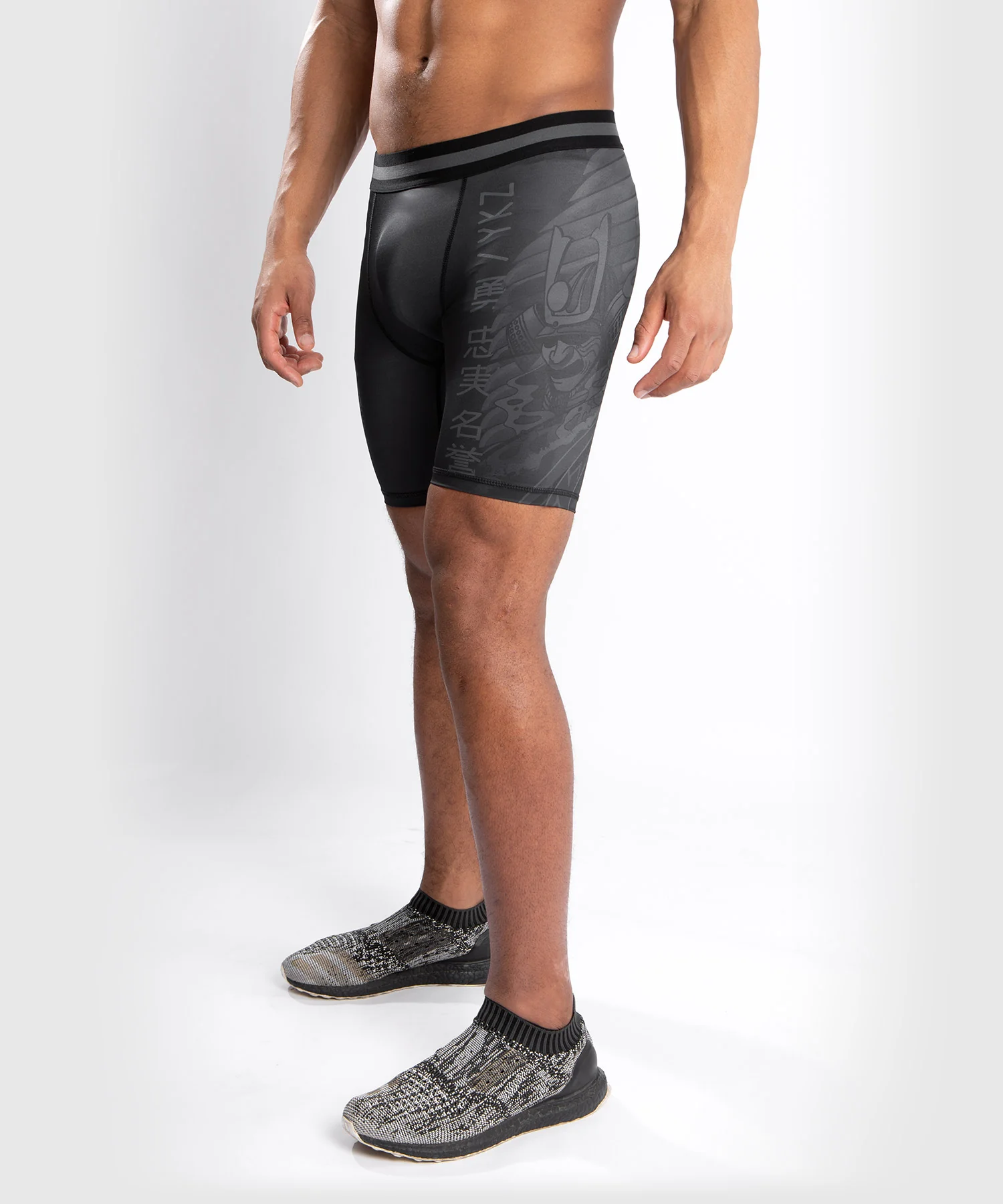 Venum YKZ21 Pantalones Cortos Vale Tudo - Negro/Negro - Image 5