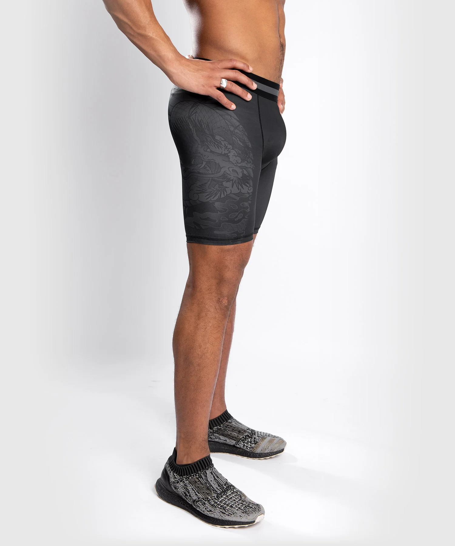 Venum YKZ21 Pantalones Cortos Vale Tudo - Negro/Negro - Image 6