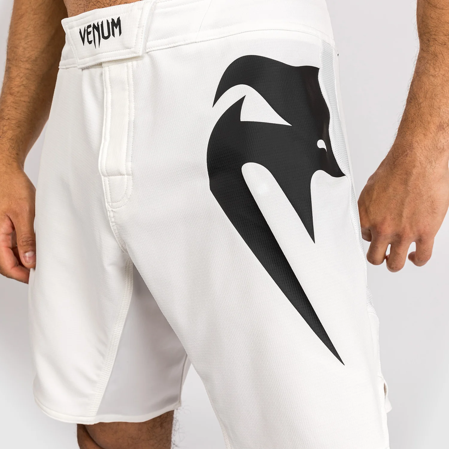 Venum Light 5.0 Pantalón Corto de Lucha - Blanco/Negro - Image 6