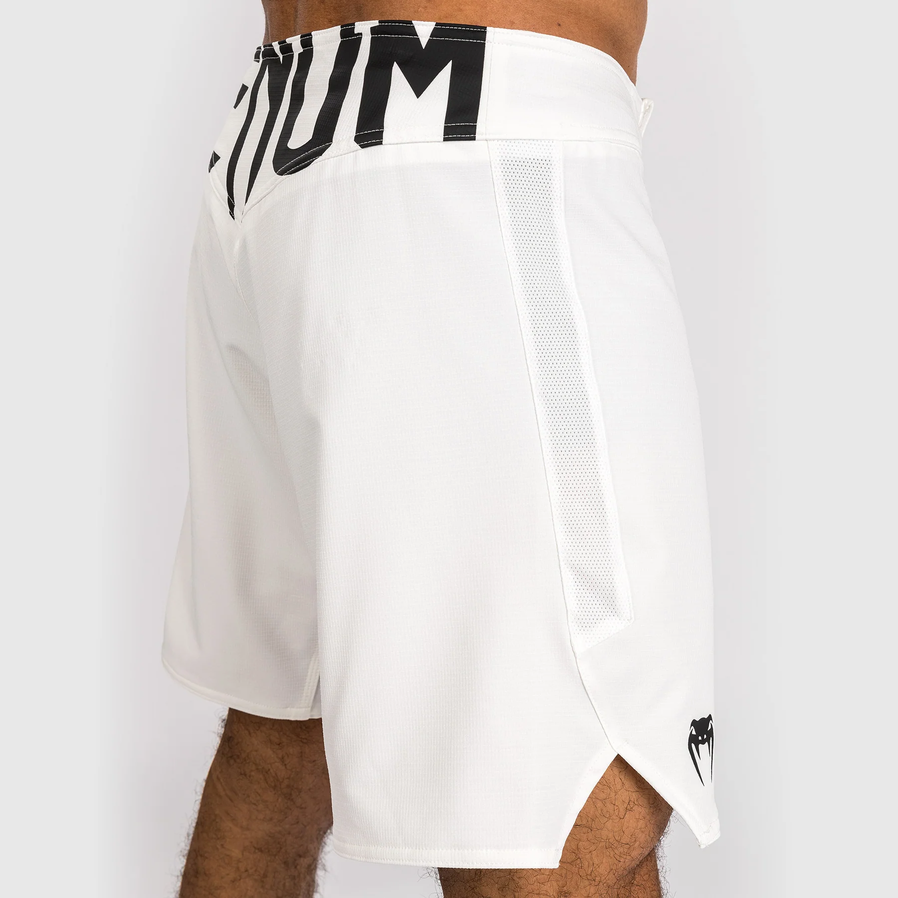 Venum Light 5.0 Pantalón Corto de Lucha - Blanco/Negro - Image 7