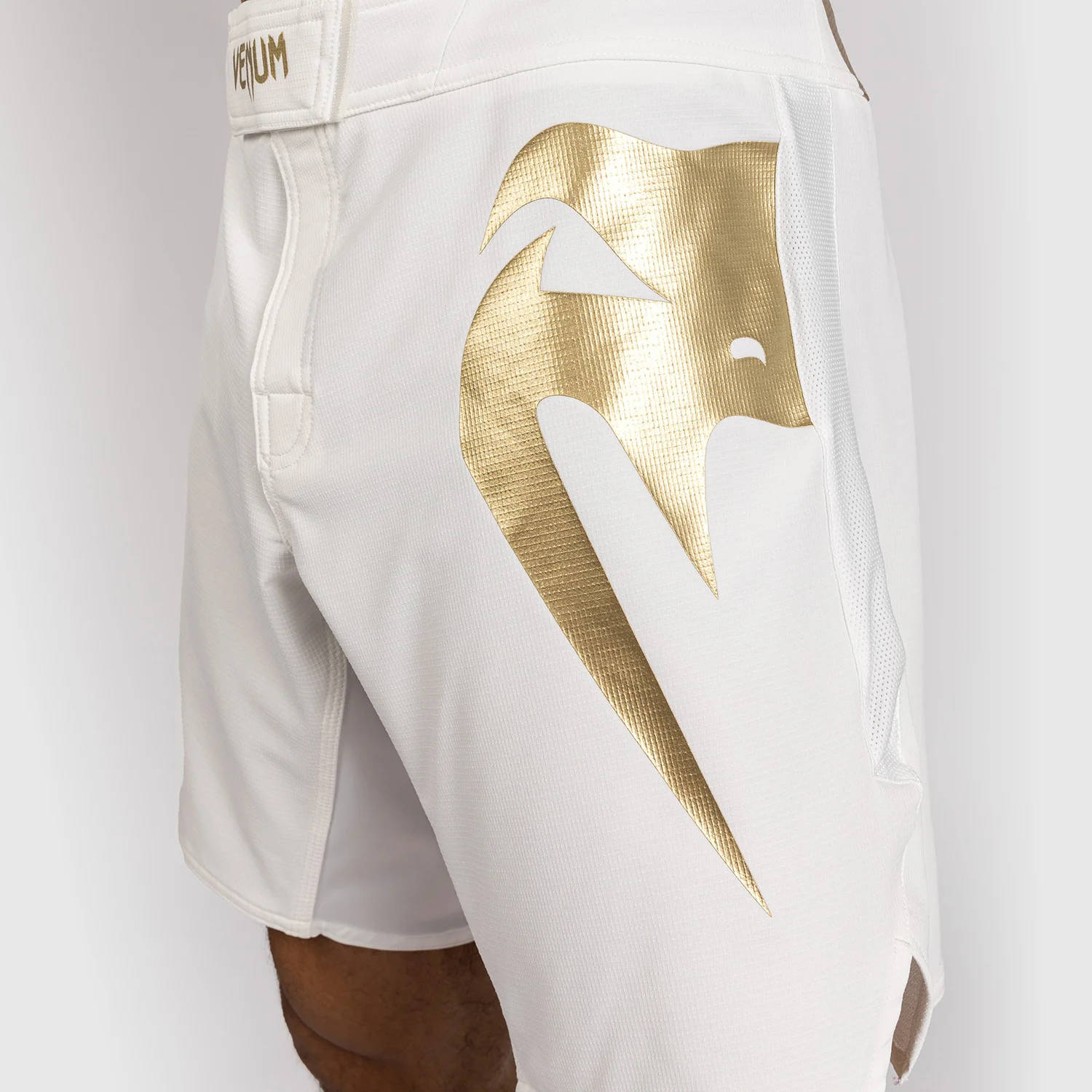 Venum Light 5.0 Pantalón Corto de Lucha - Blanco/Oro - Image 7