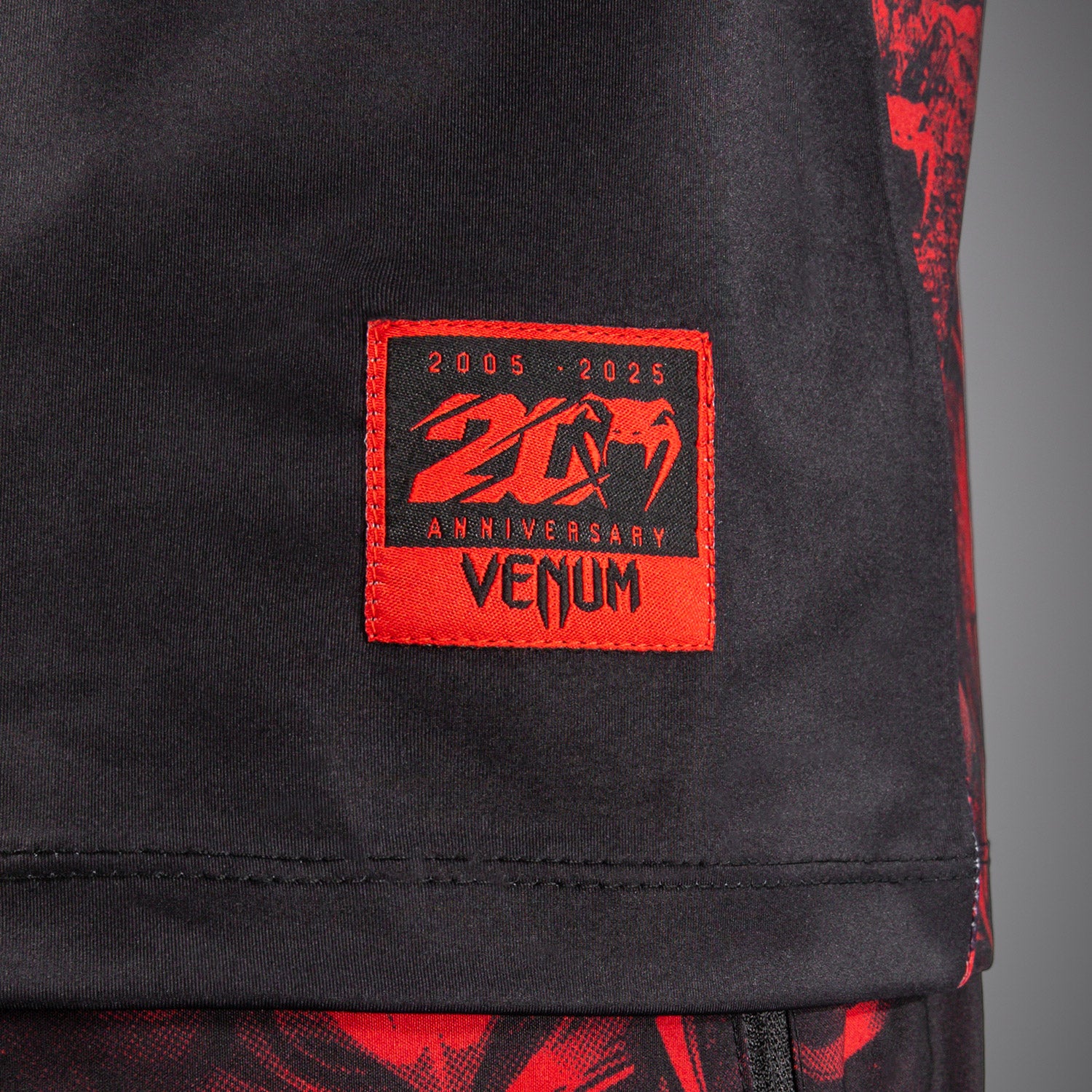 Venum 20th Anniversary Camiseta Dry Tech - Negro/Rojo - Image 6