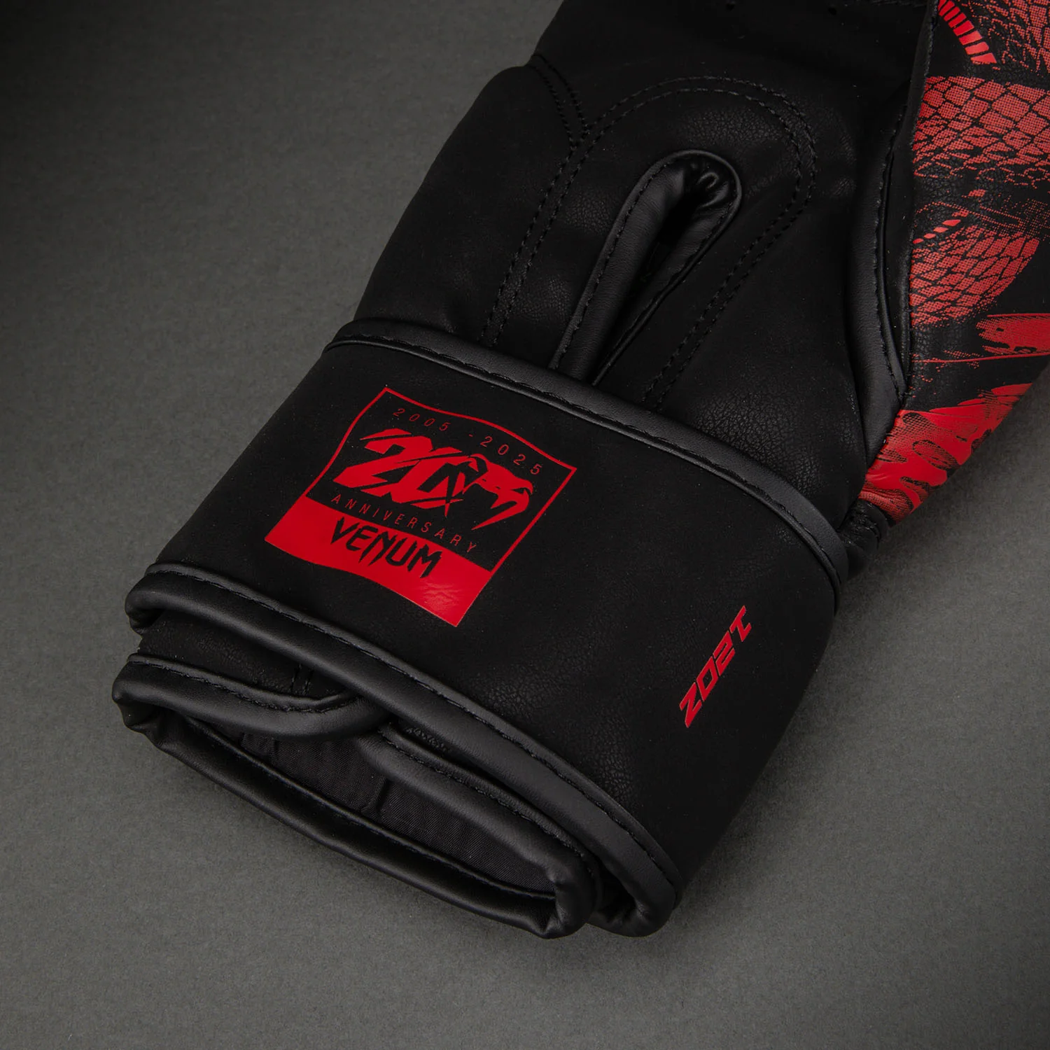Venum 20th Anniversary Guantes de Boxeo - Negro/Rojo - Image 5