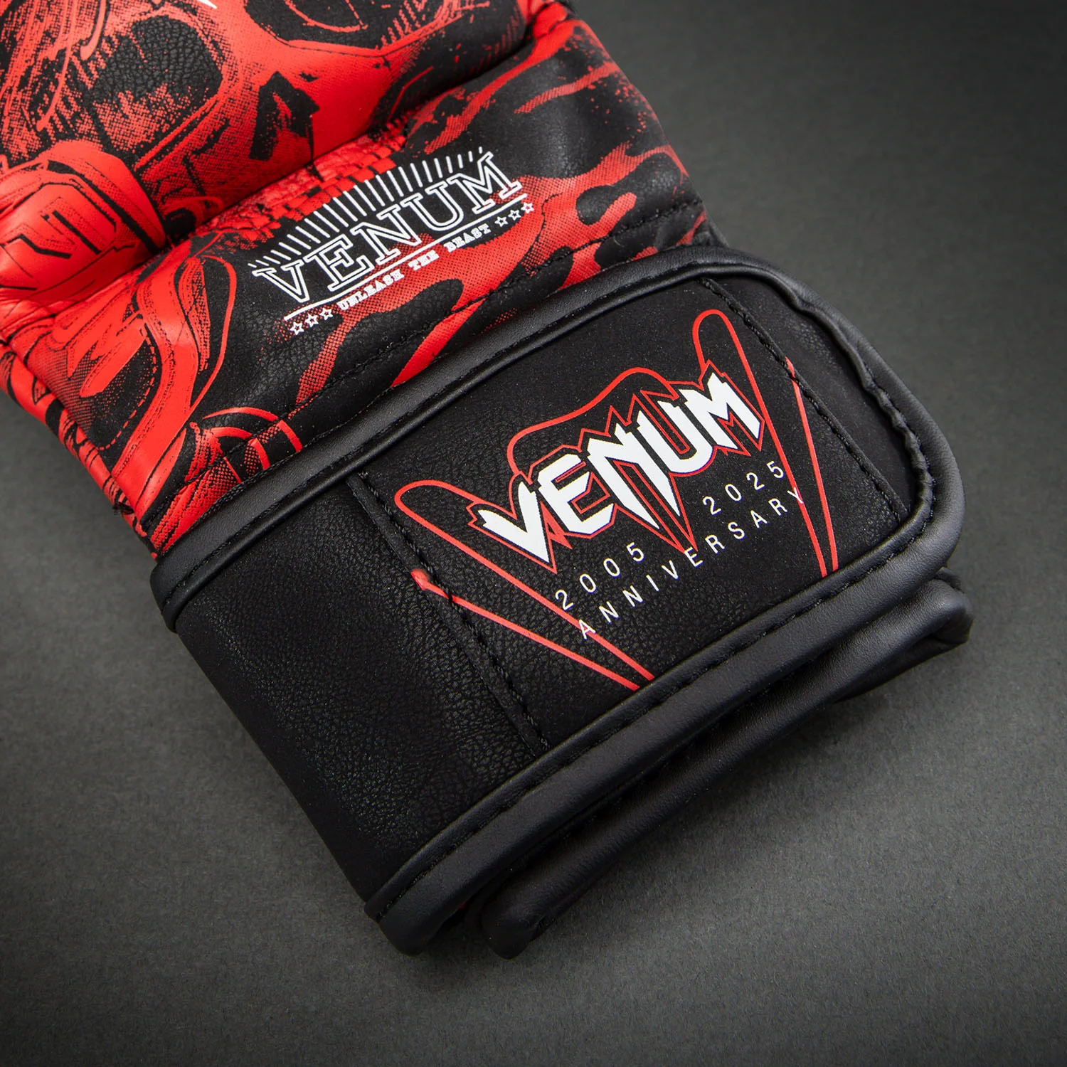 Venum 20th Anniversary Guantes de sparring - Negro/Rojo - Image 6