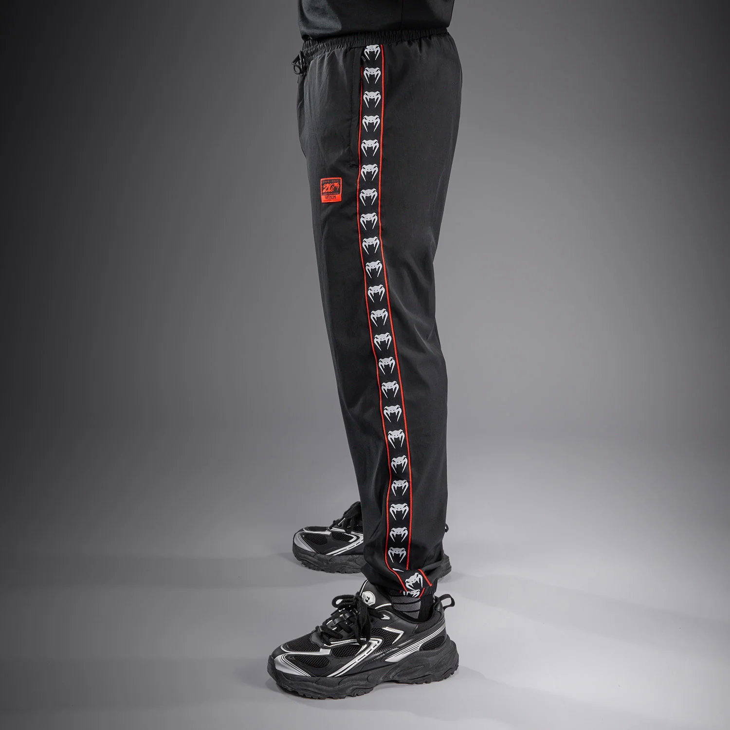 Venum 20th Anniversary Pantalón Jogger - Negro/Rojo - Image 4