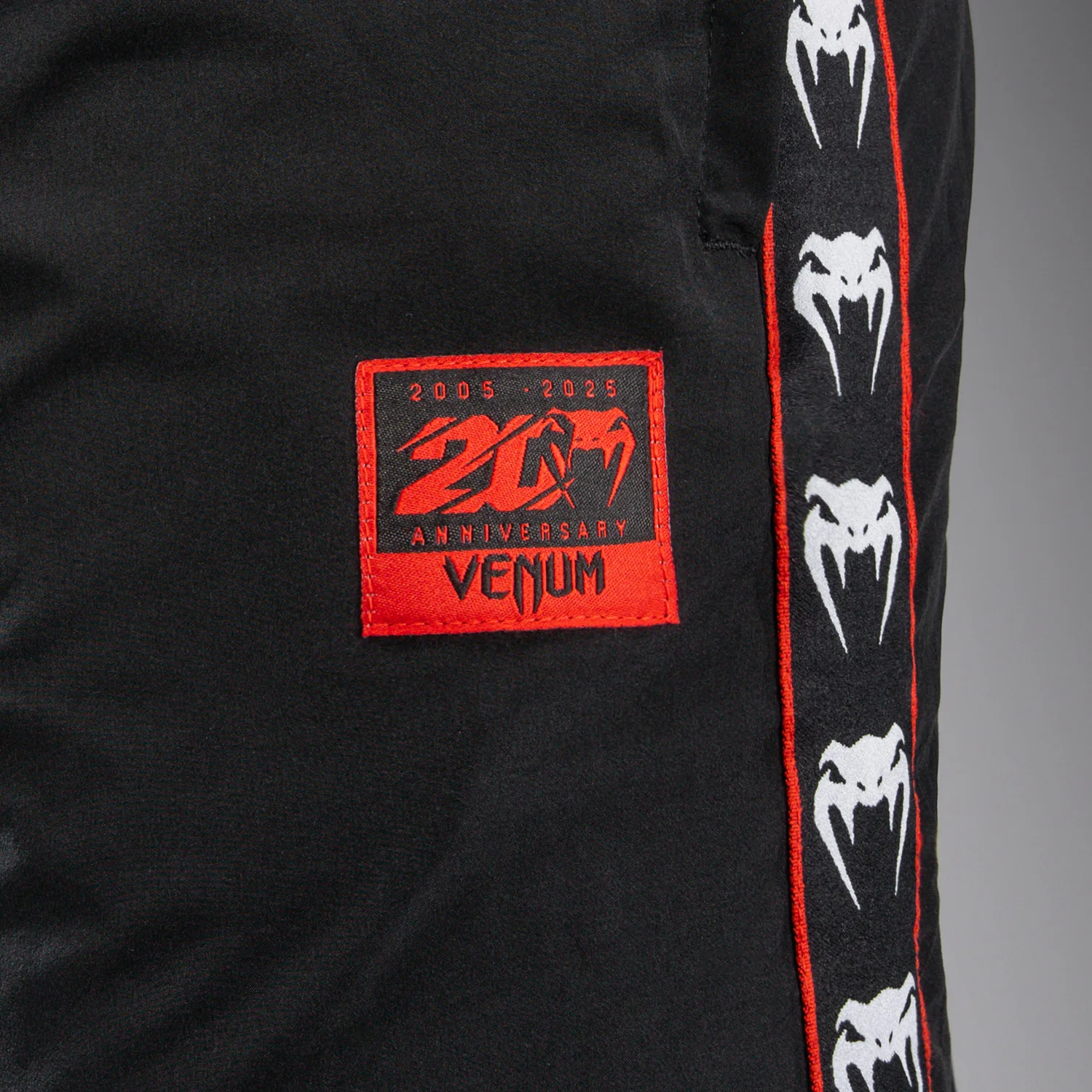 Venum 20th Anniversary Pantalón Jogger - Negro/Rojo - Image 5
