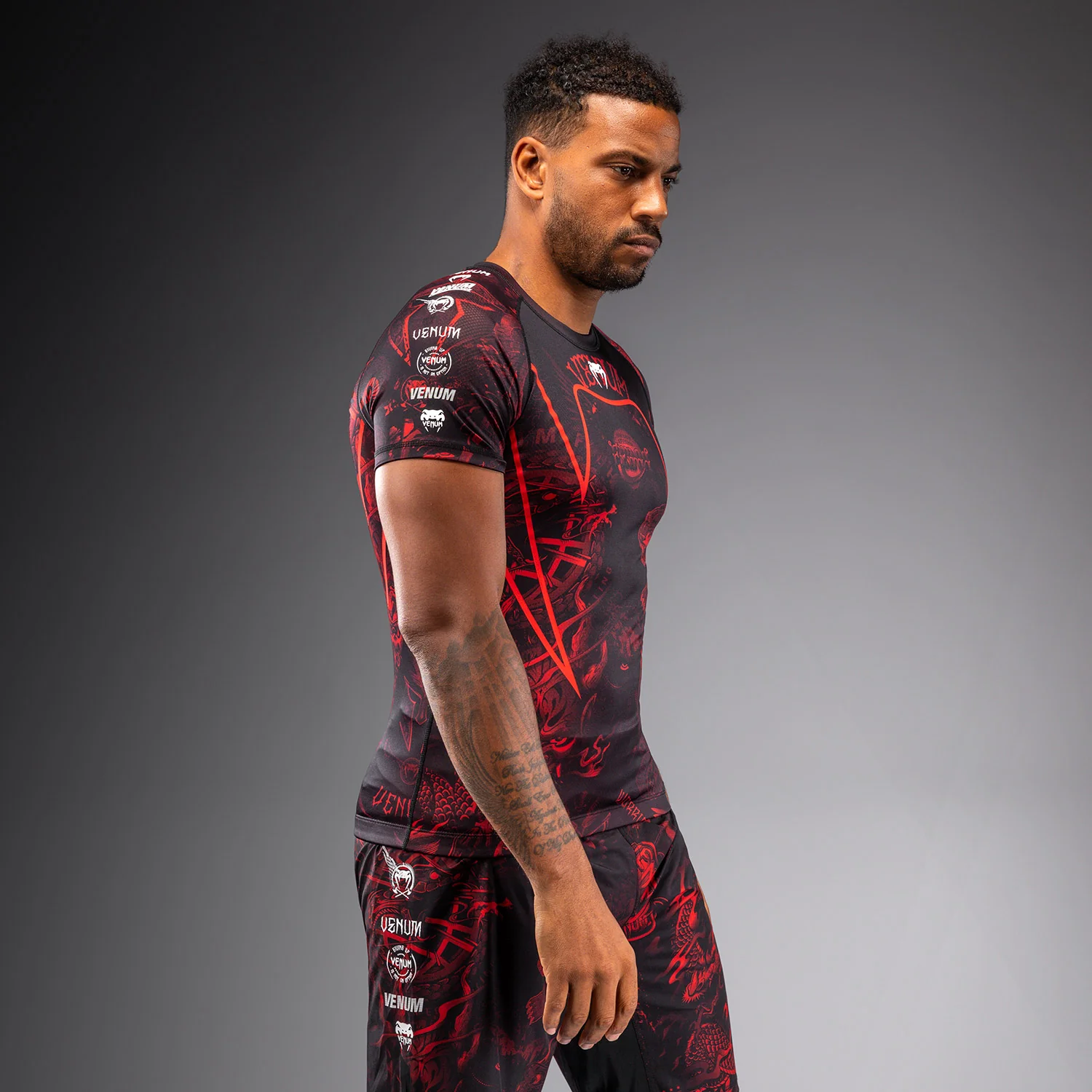 Venum 20th Anniversary Rashguard Manga Corta - Negro/Rojo - Image 3