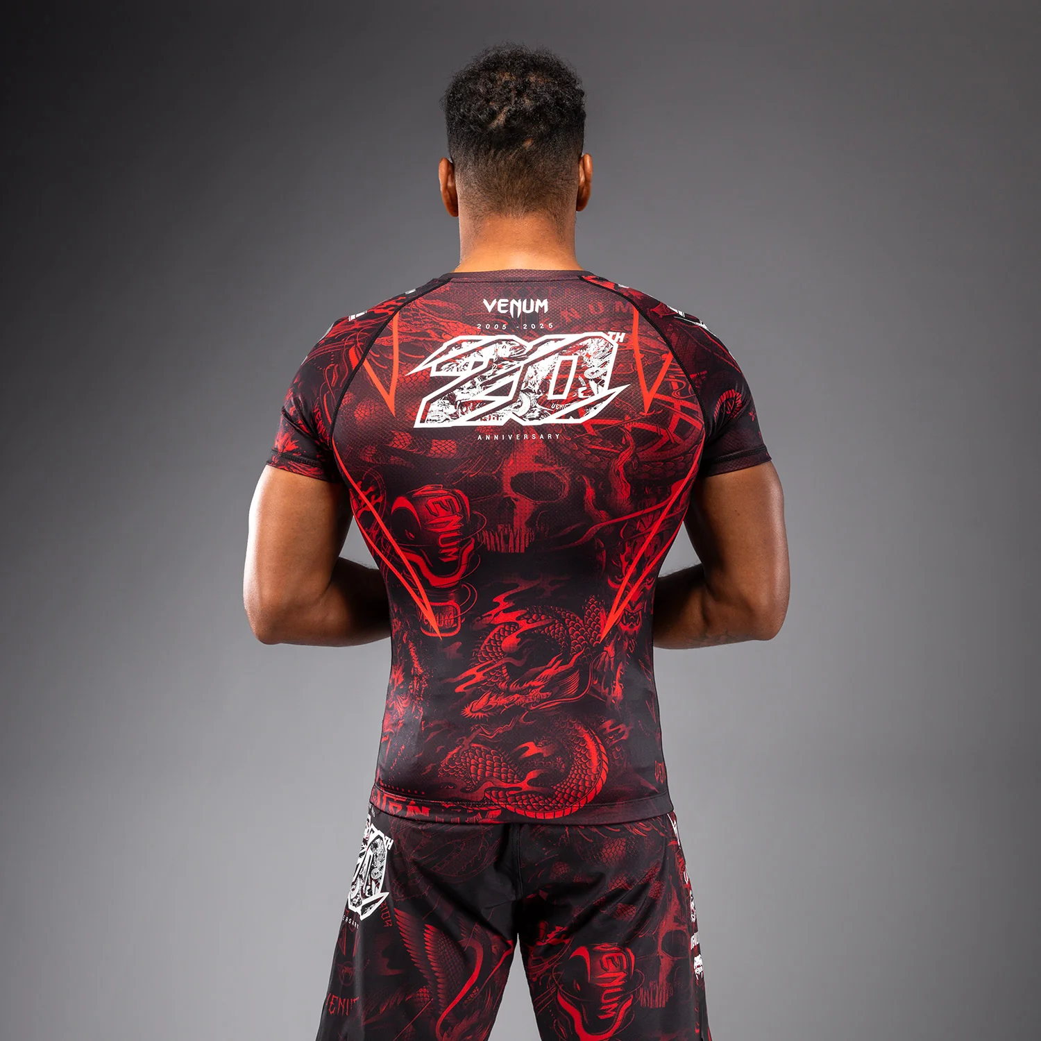 Venum 20th Anniversary Rashguard Manga Corta - Negro/Rojo - Image 4