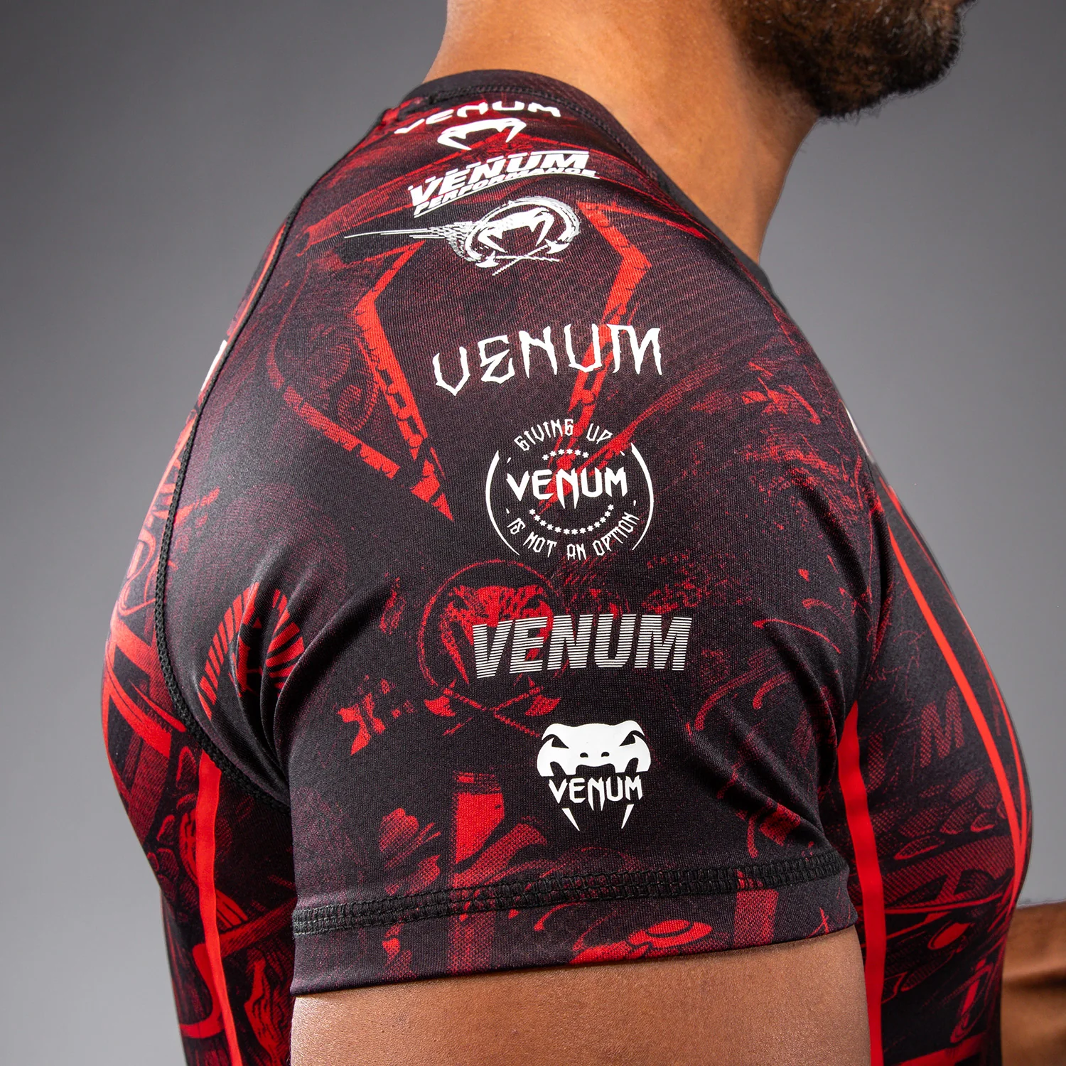 Venum 20th Anniversary Rashguard Manga Corta - Negro/Rojo - Image 5