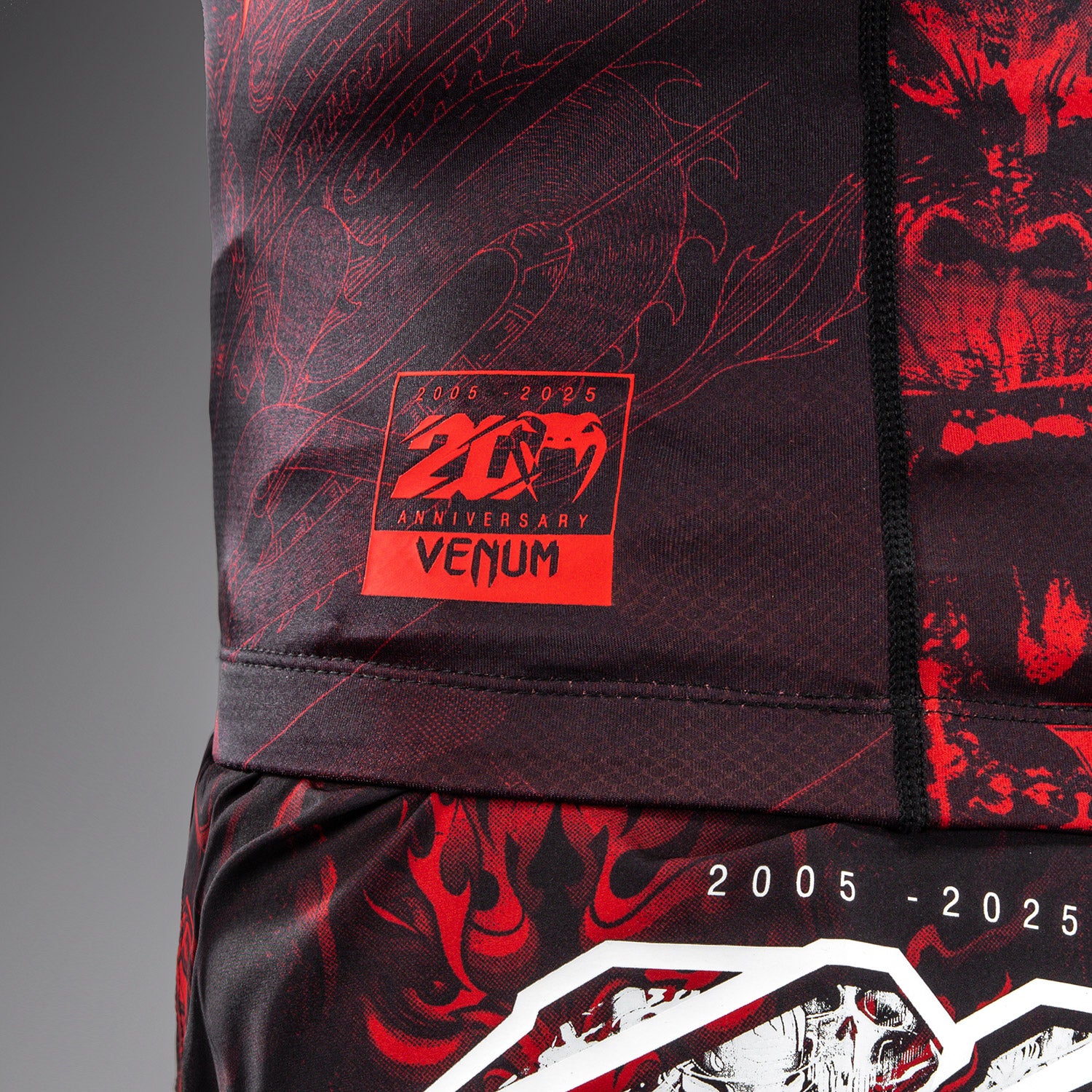 Venum 20th Anniversary Rashguard Manga Corta - Negro/Rojo - Image 6