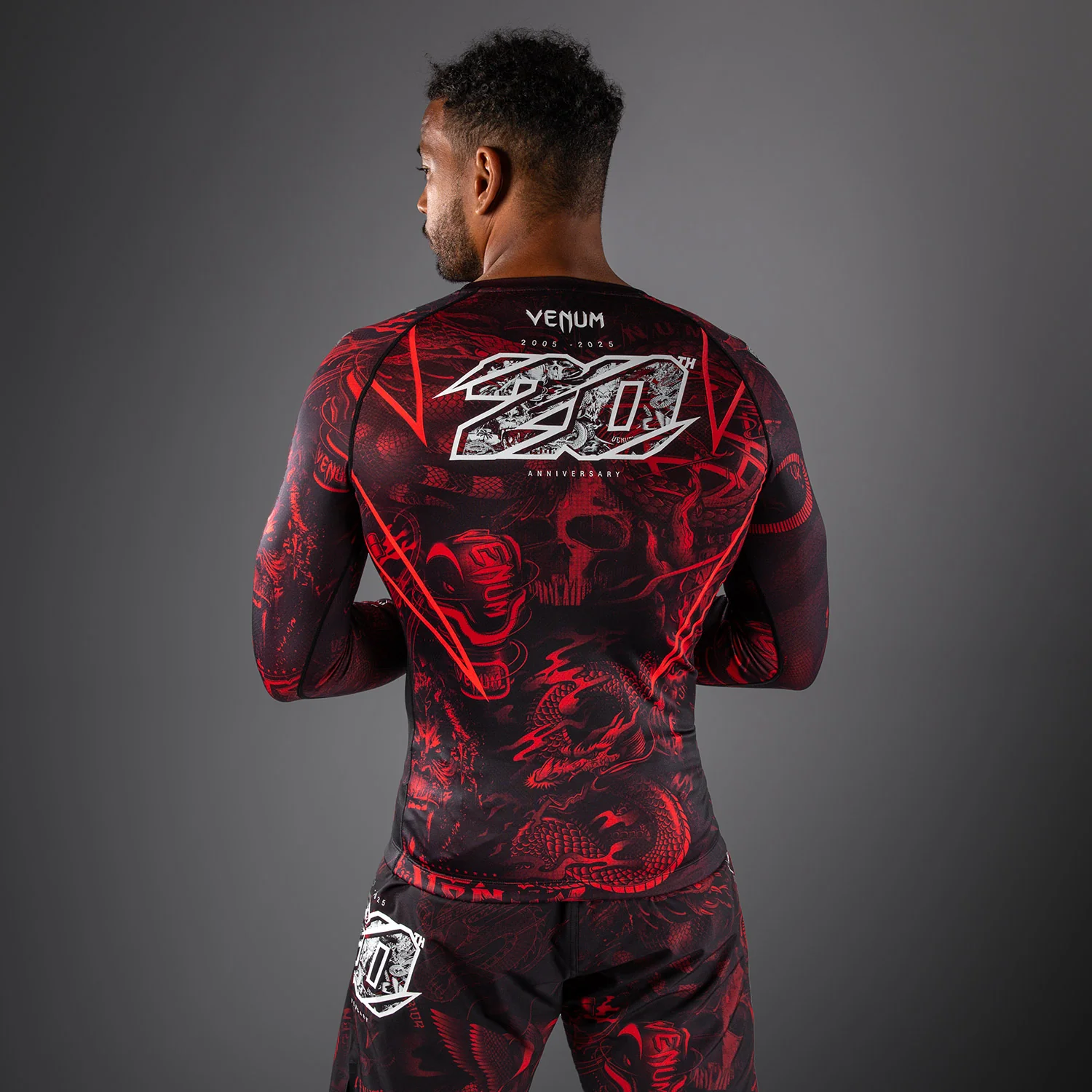 Venum 20th Anniversary Rashguard Manga Larga - Negro/Rojo - Image 3