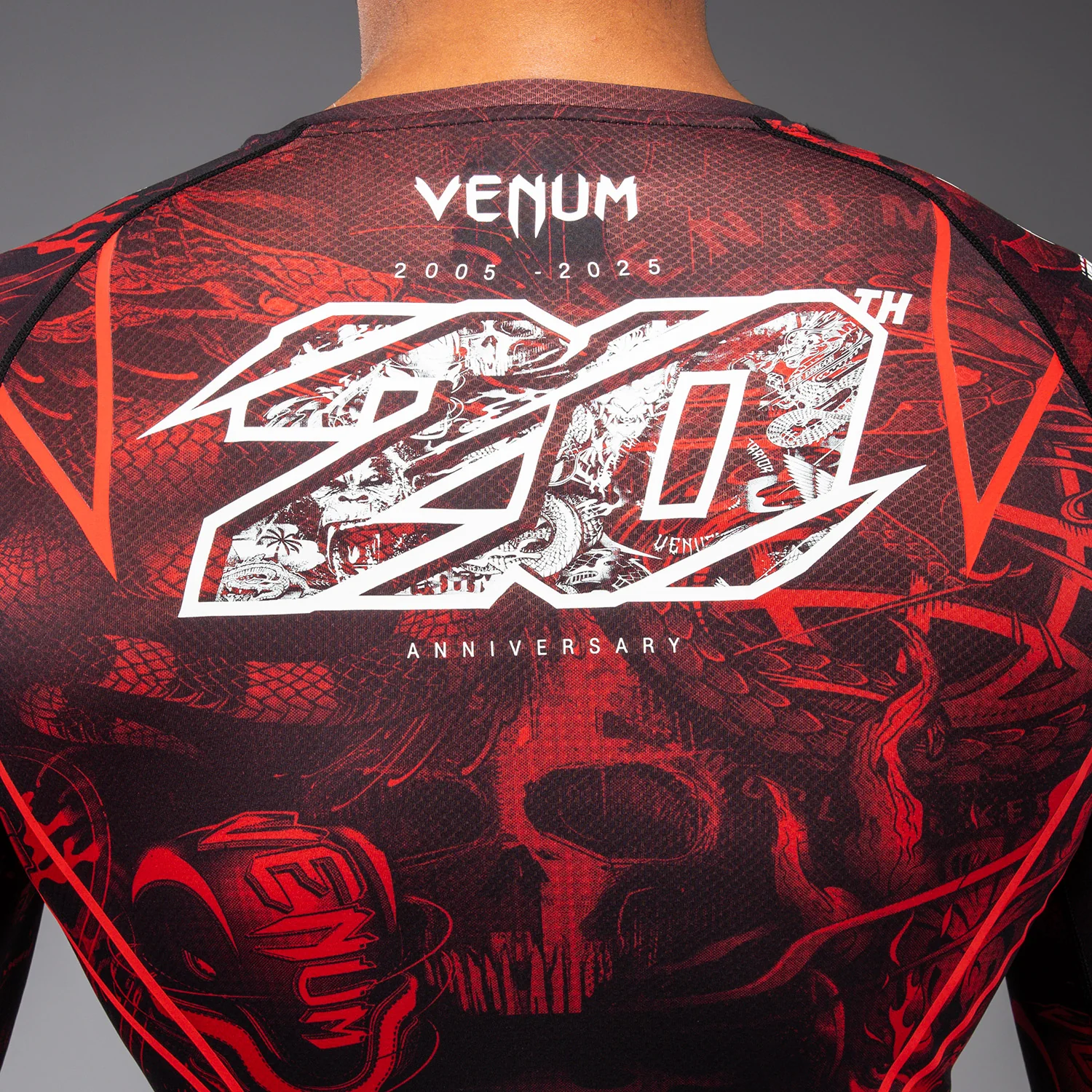 Venum 20th Anniversary Rashguard Manga Larga - Negro/Rojo - Image 6
