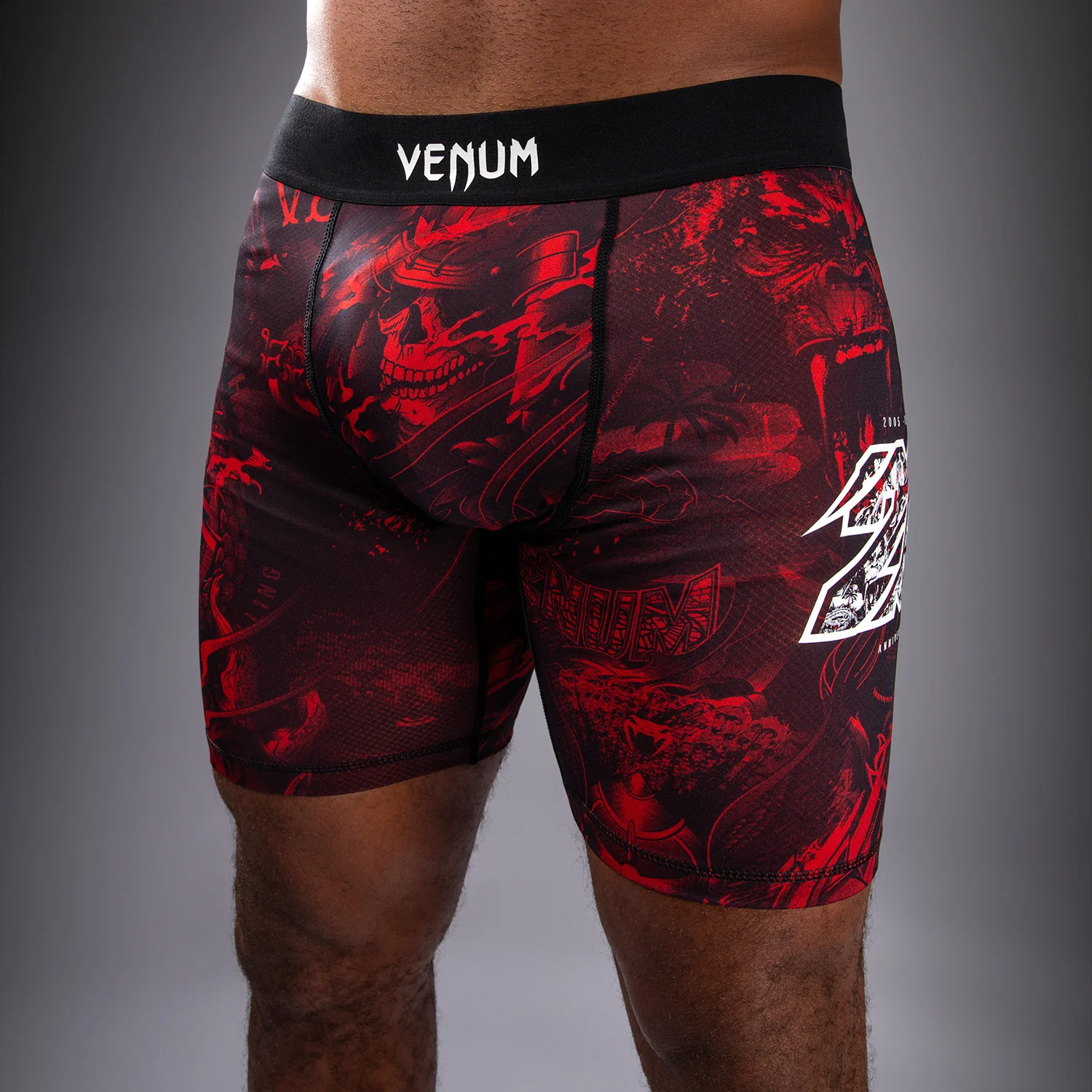 Venum 20th Anniversary Short de Compresión - Negro/Rojo - Image 5