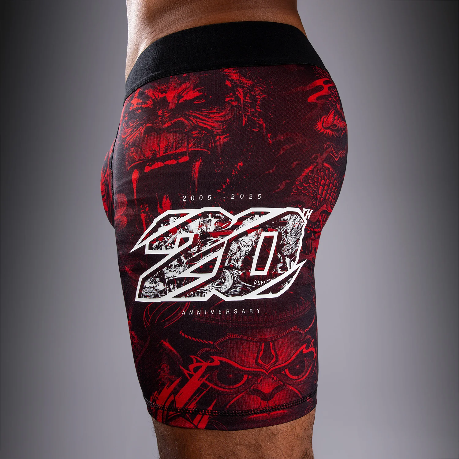 Venum 20th Anniversary Short de Compresión - Negro/Rojo - Image 6