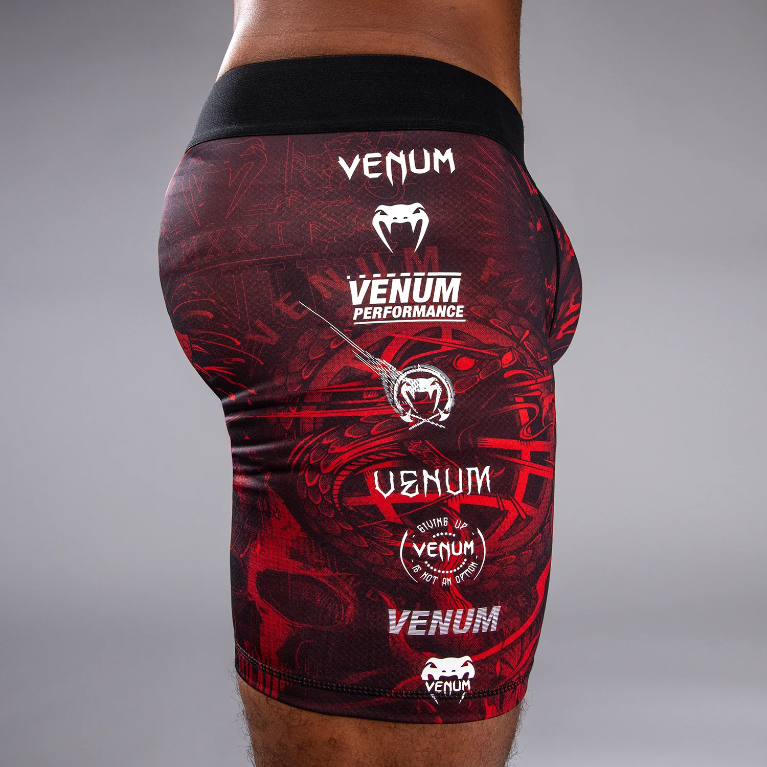 Venum 20th Anniversary Short de Compresión - Negro/Rojo - Image 7