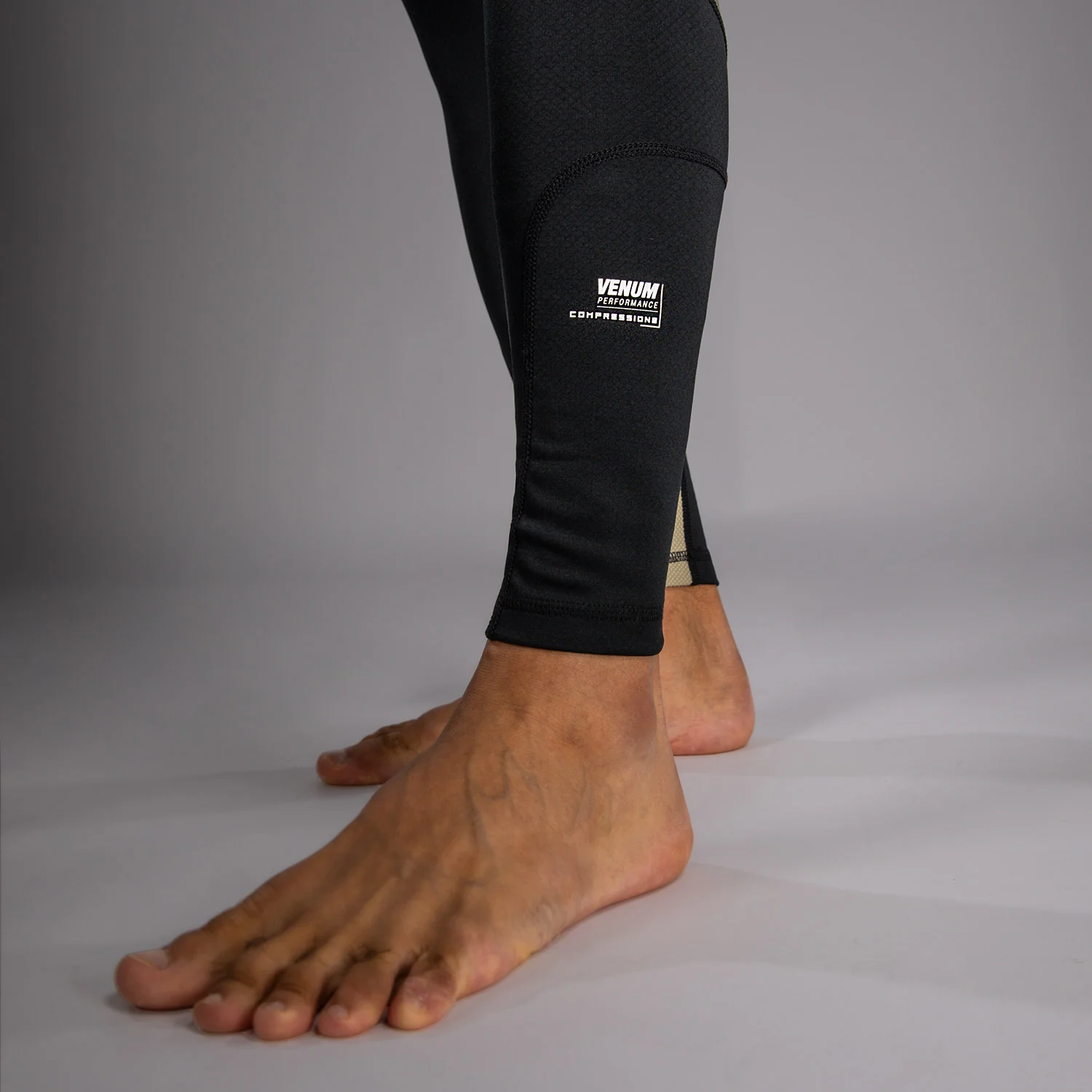 Venum Adrenaline Pantalones Compresivos – Negro/Arena - Image 7