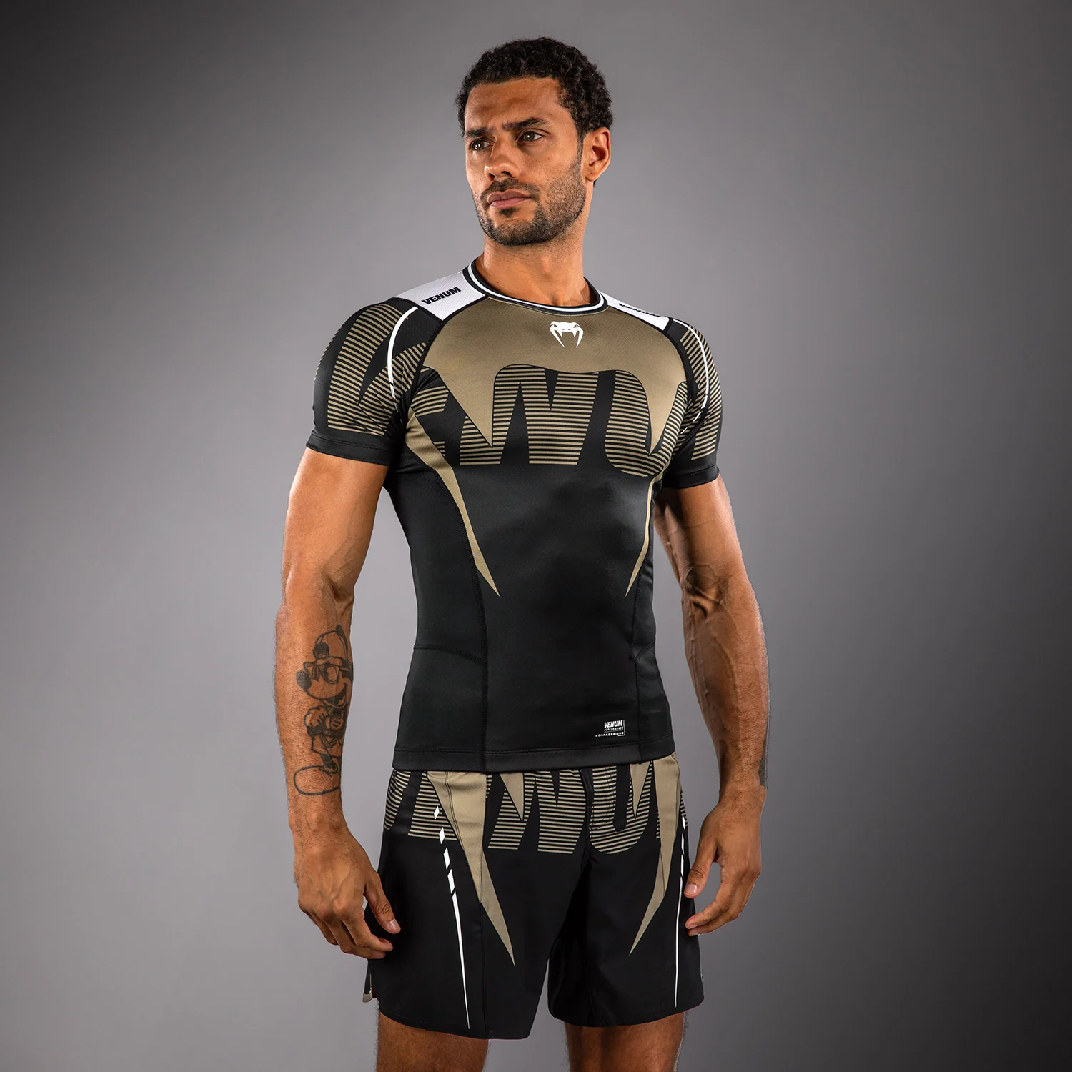 Venum Adrenaline Rashguard Manga Corta – Negro/Beige - Image 2