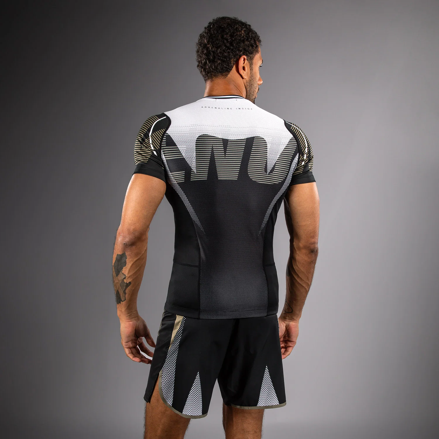 Venum Adrenaline Rashguard Manga Corta – Negro/Beige - Image 3