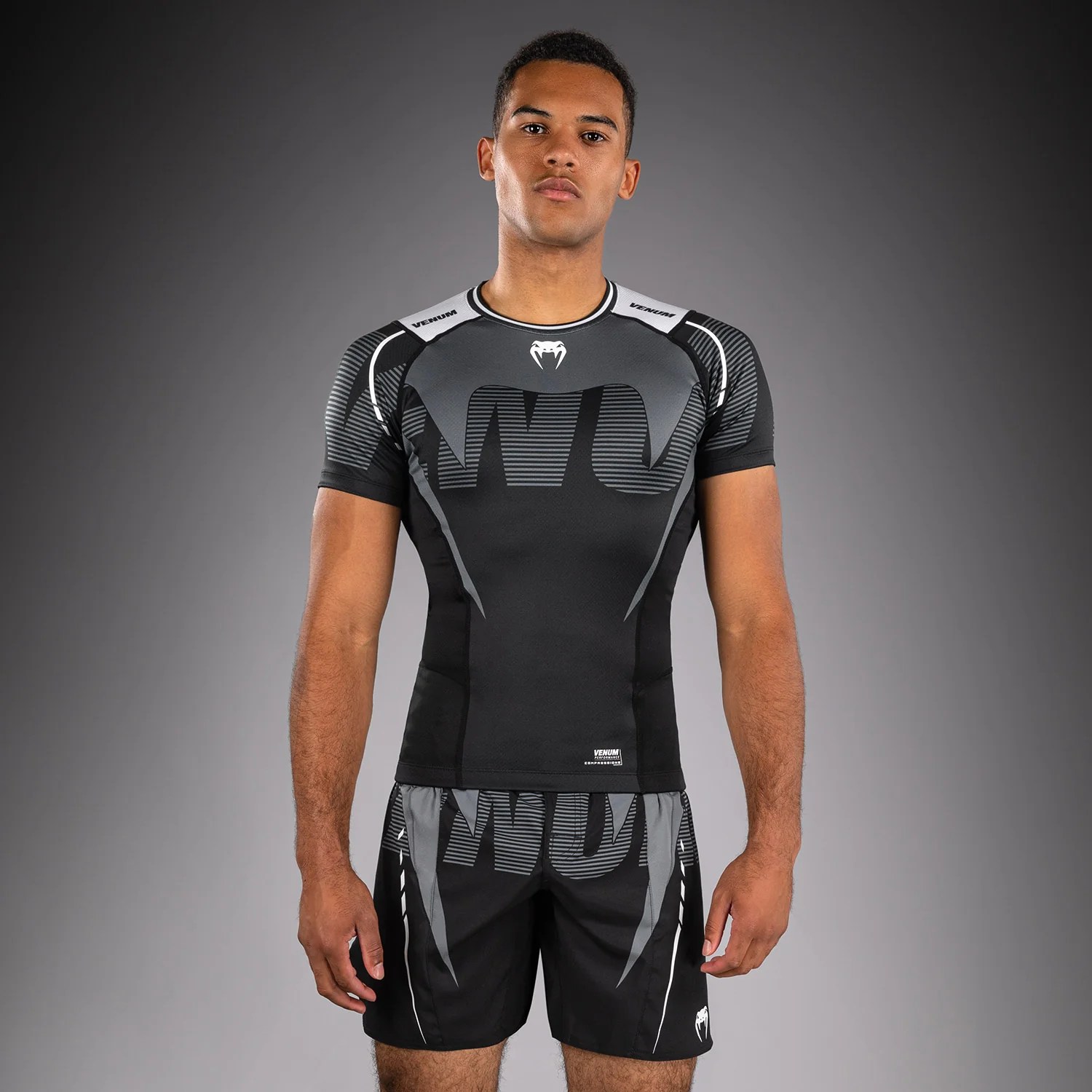 Venum Adrenaline Rashguard Manga Corta – Negro/Gris Plateado