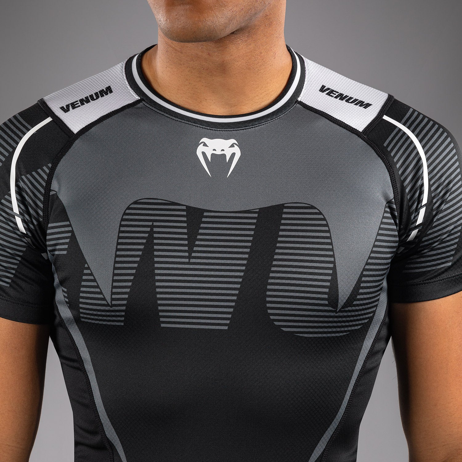Venum Adrenaline Rashguard Manga Corta – Negro/Gris Plateado - Image 4