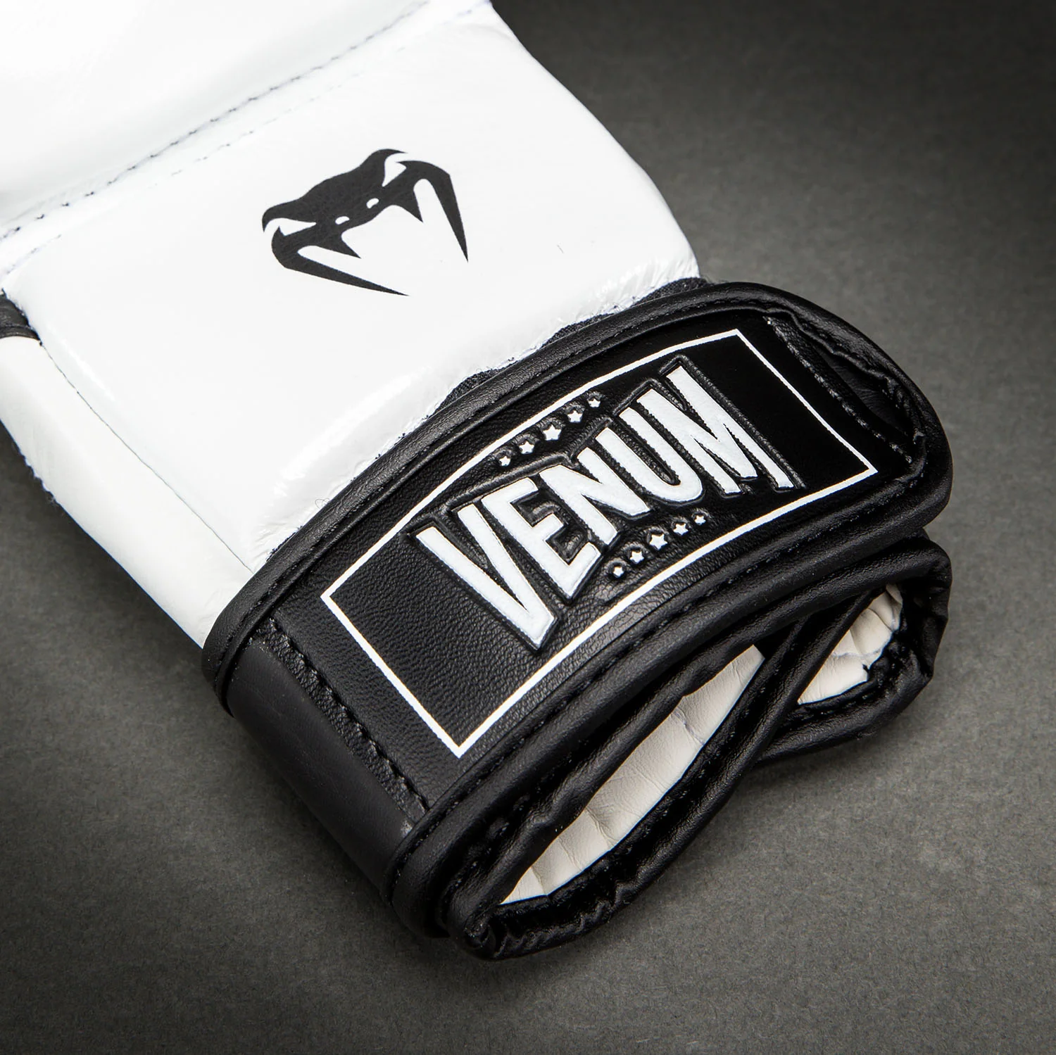 Venum Attack 2.0 Guantes de Sparring de Piel – Negro/Blanco - Image 4