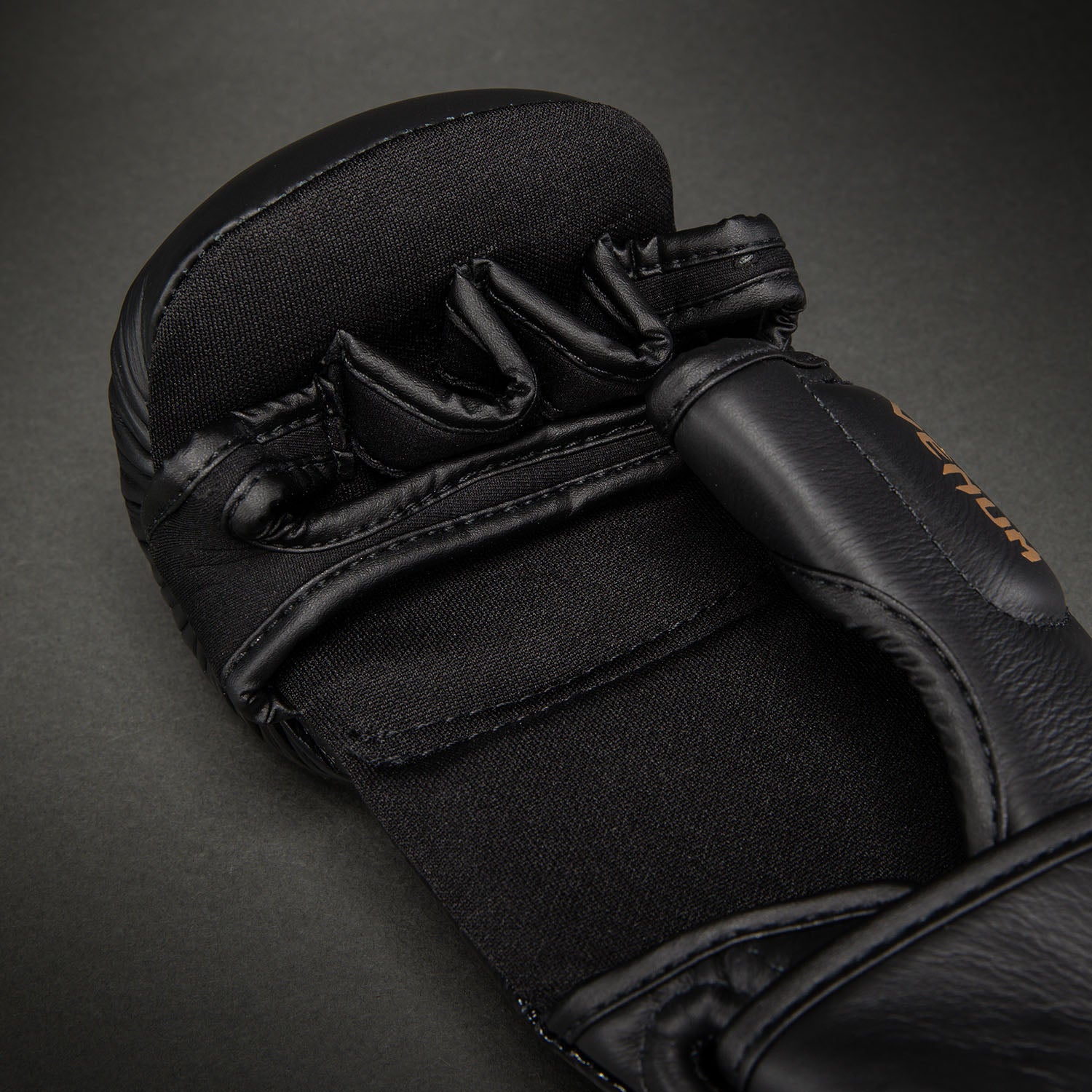 Venum Attack 2.0 Guantes de Sparring de Piel – Negro/Oro - Image 5