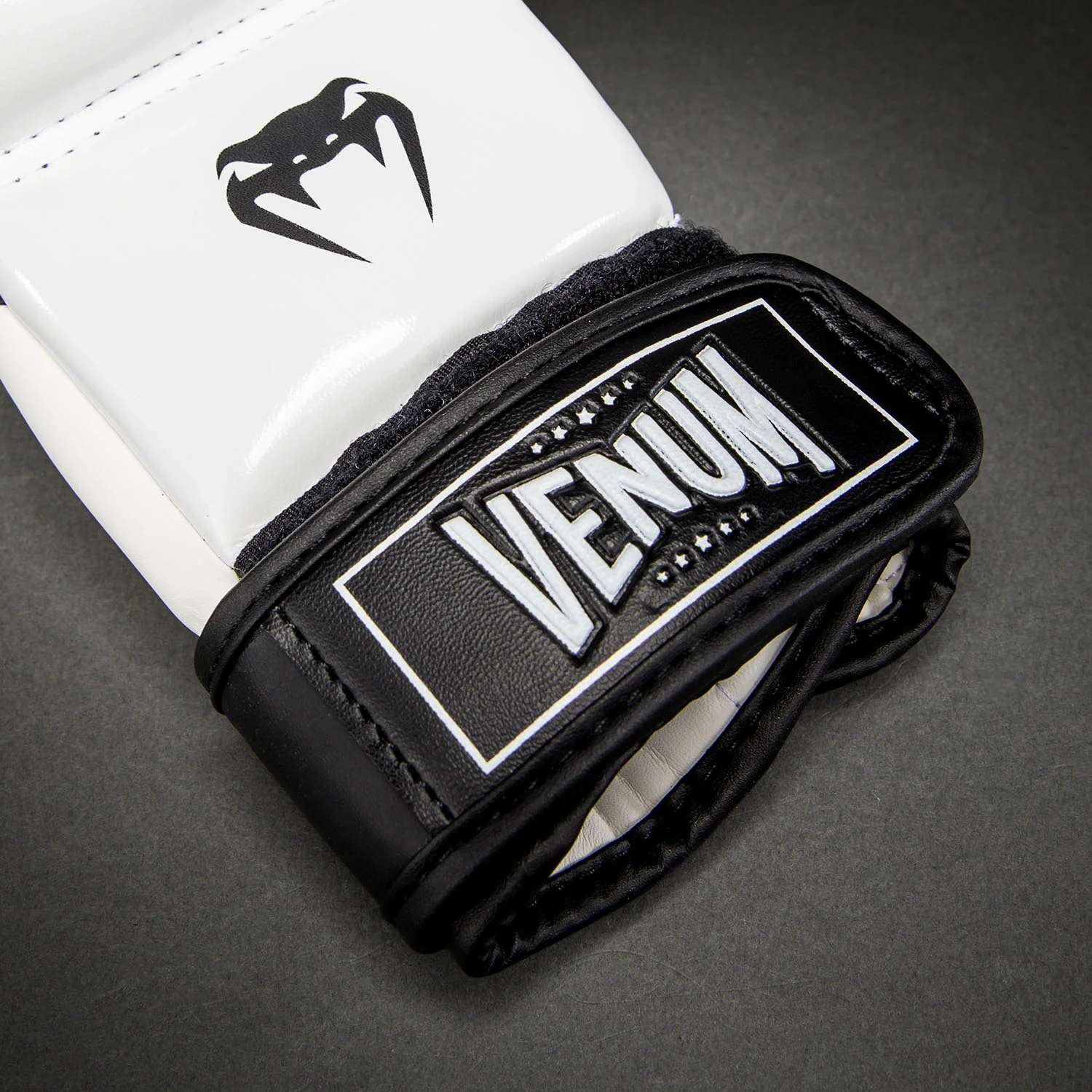 Venum Attack 2.0 Guantes de Sparring – Negro/Blanco - Image 4