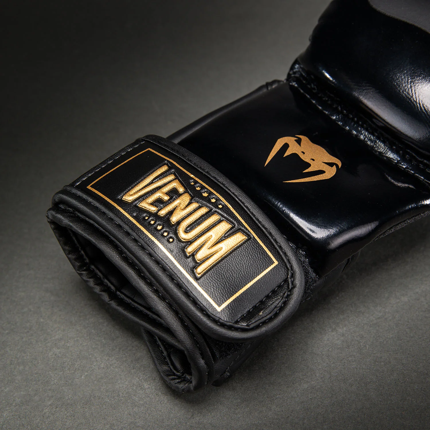 Venum Attack 2.0 Guantes de Sparring – Negro/Oro - Image 4