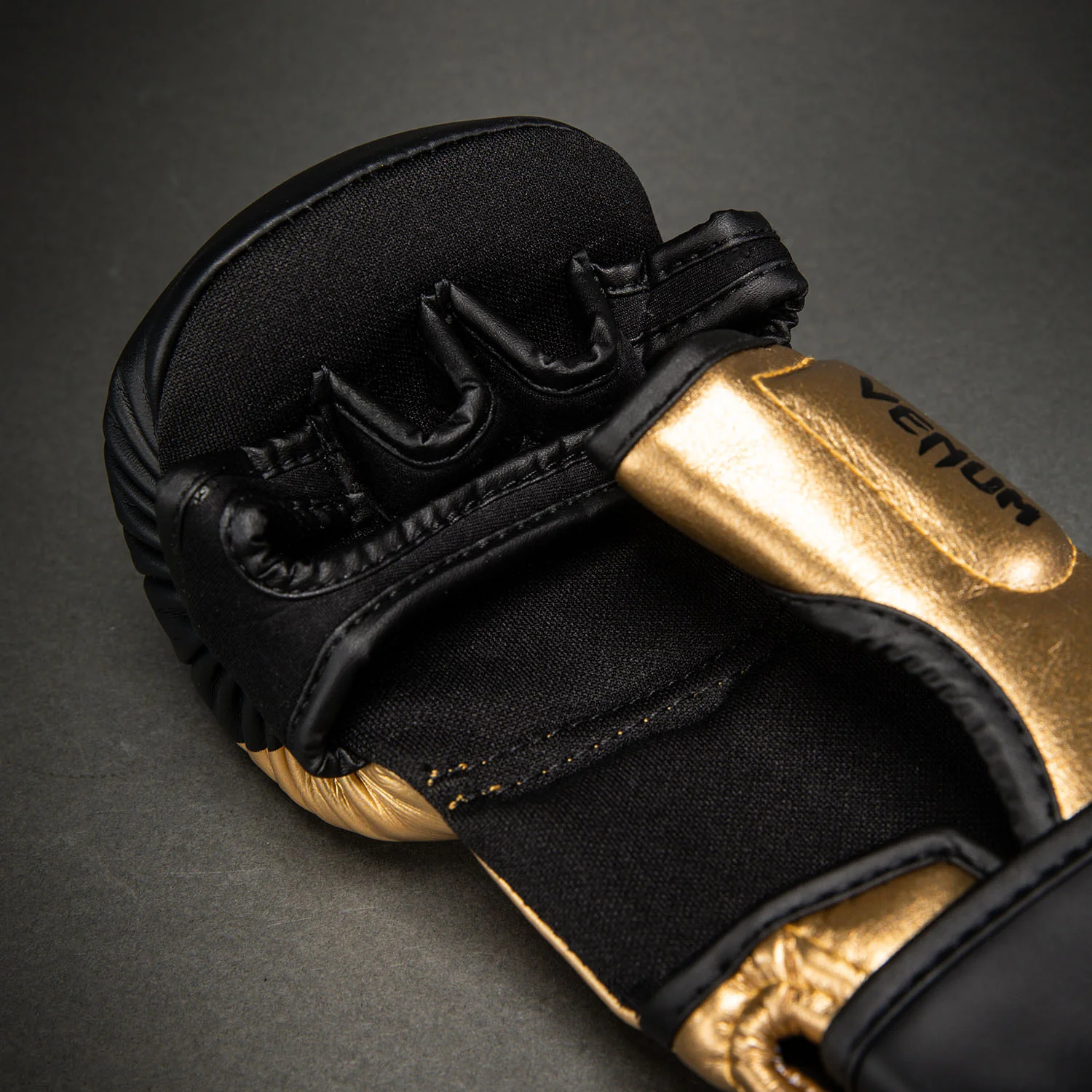 Venum Attack 2.0 Guantes de Sparring – Oro/Negro - Image 4
