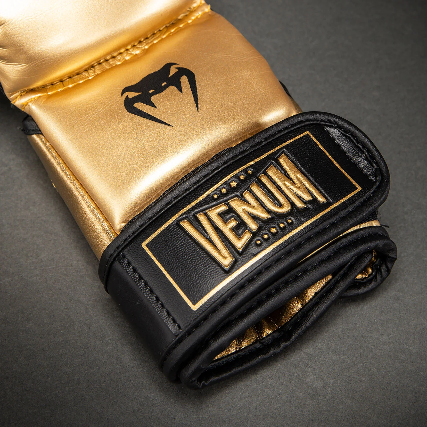 Venum Attack 2.0 Guantes de Sparring – Oro/Negro - Image 6