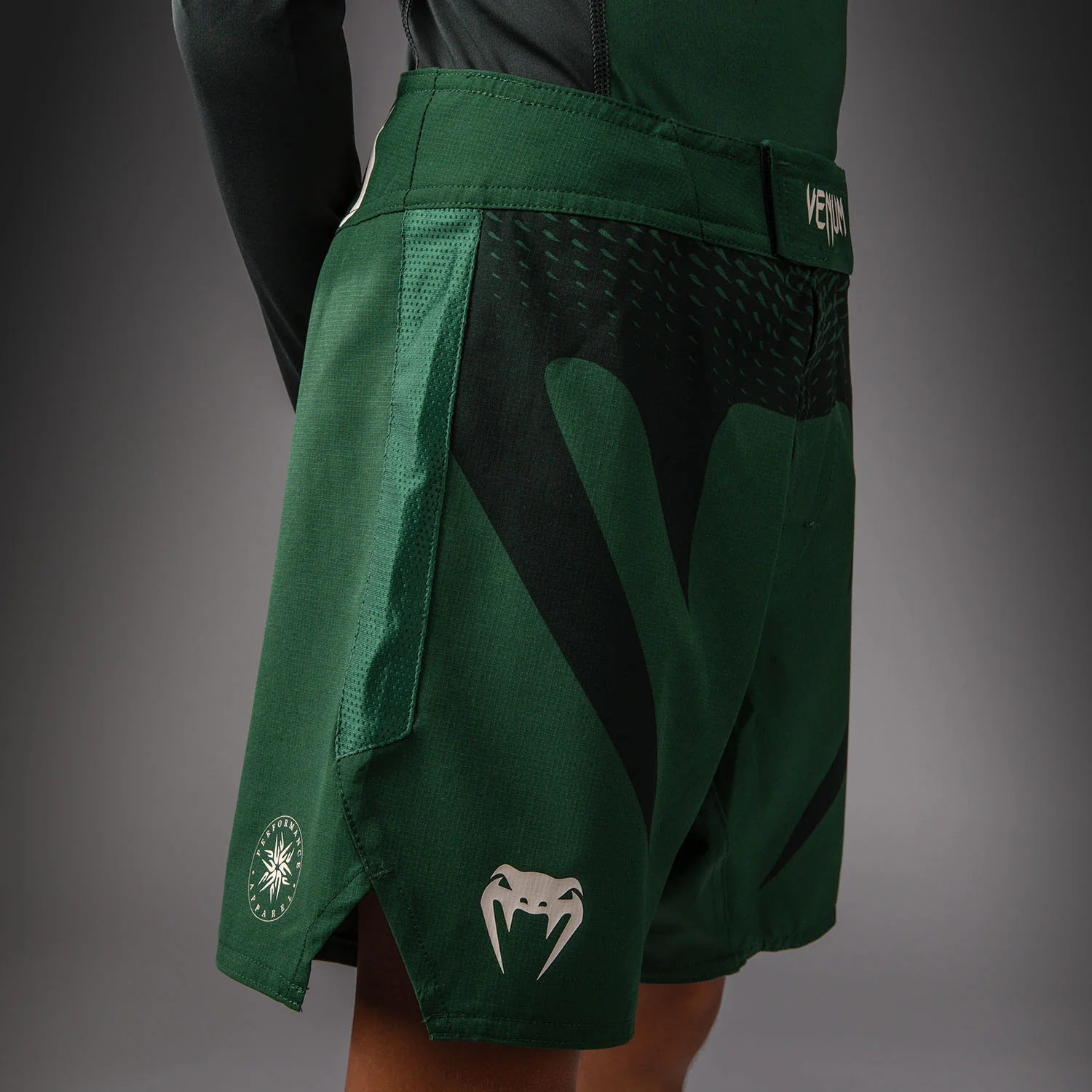 Venum Attack Fightshorts Niños - Verde Bosque/ Blanco Roto - Image 5