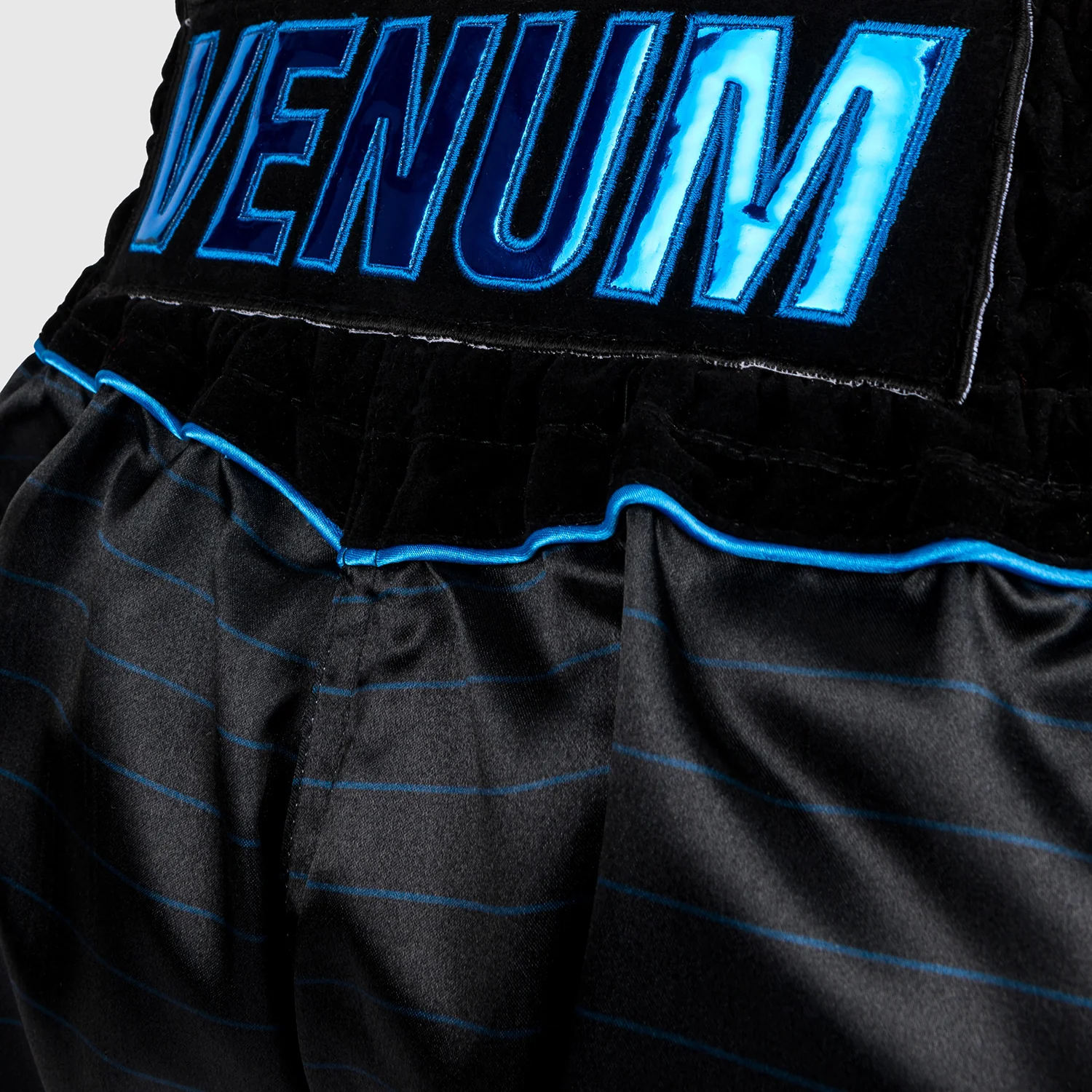 Venum Attack Pantalones cortos de Muay Thai - Negro/Azul - Image 4