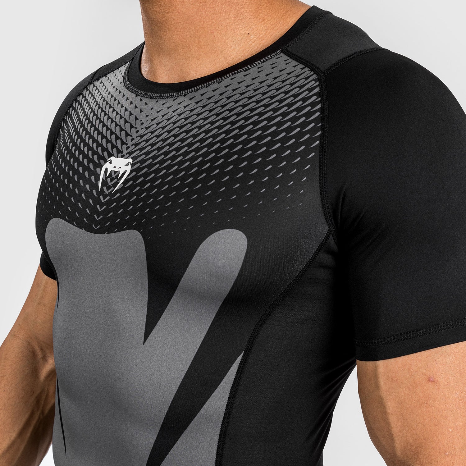 Venum Attack Rashguard de Manga Corta para Hombre - Negro/Gris - Image 4