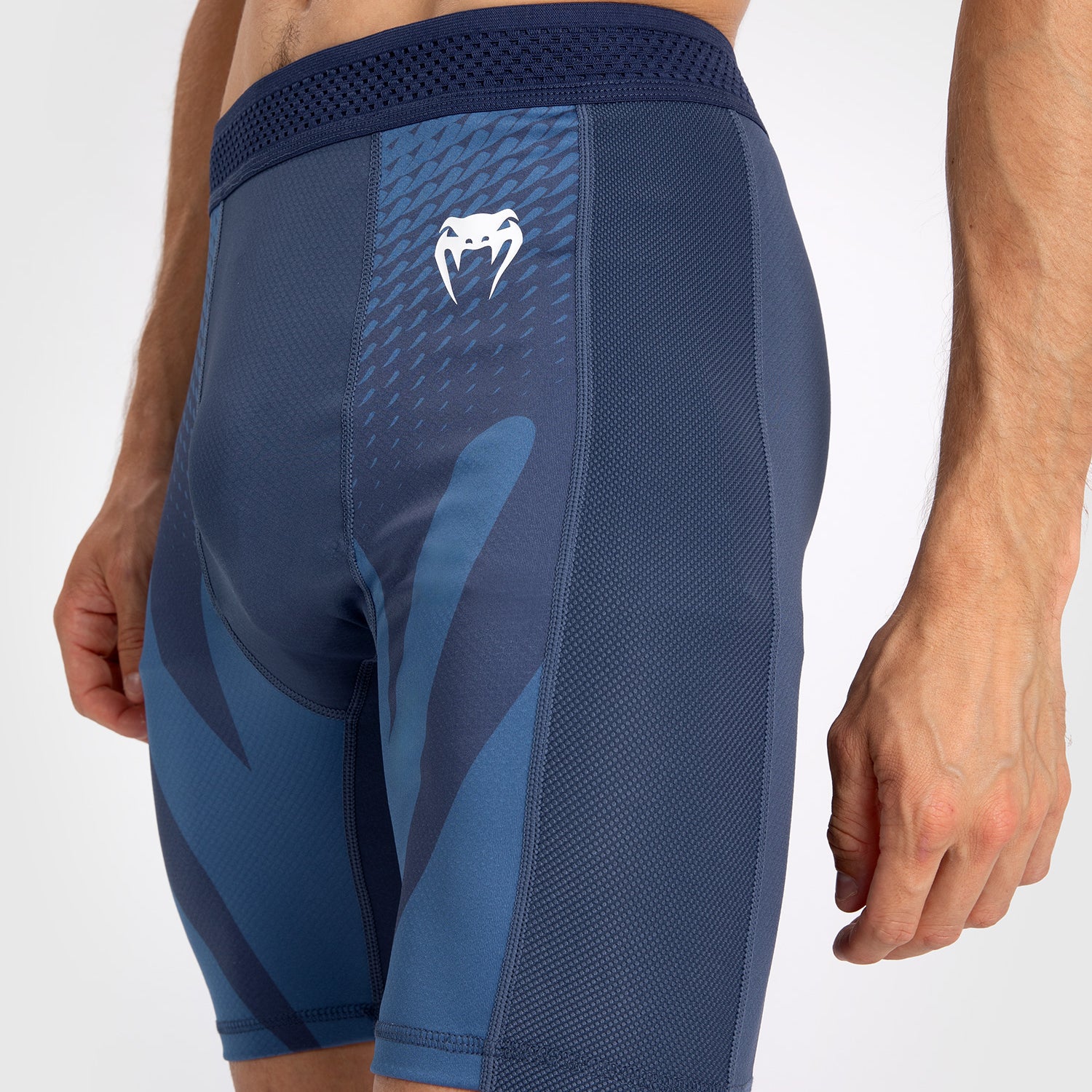 Venum Attack Vale Tudo Short para Hombre - Azul Marino - Image 4