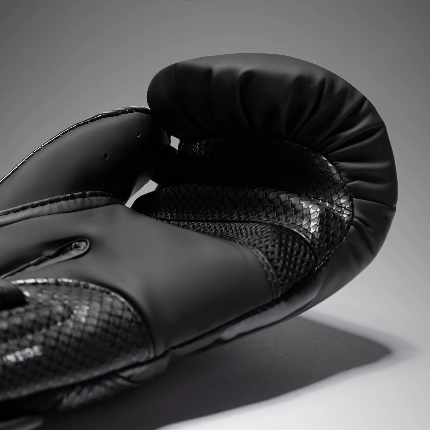 Venum Challenger 4.0 Scales Guantes de Boxeo – Negro - Image 3