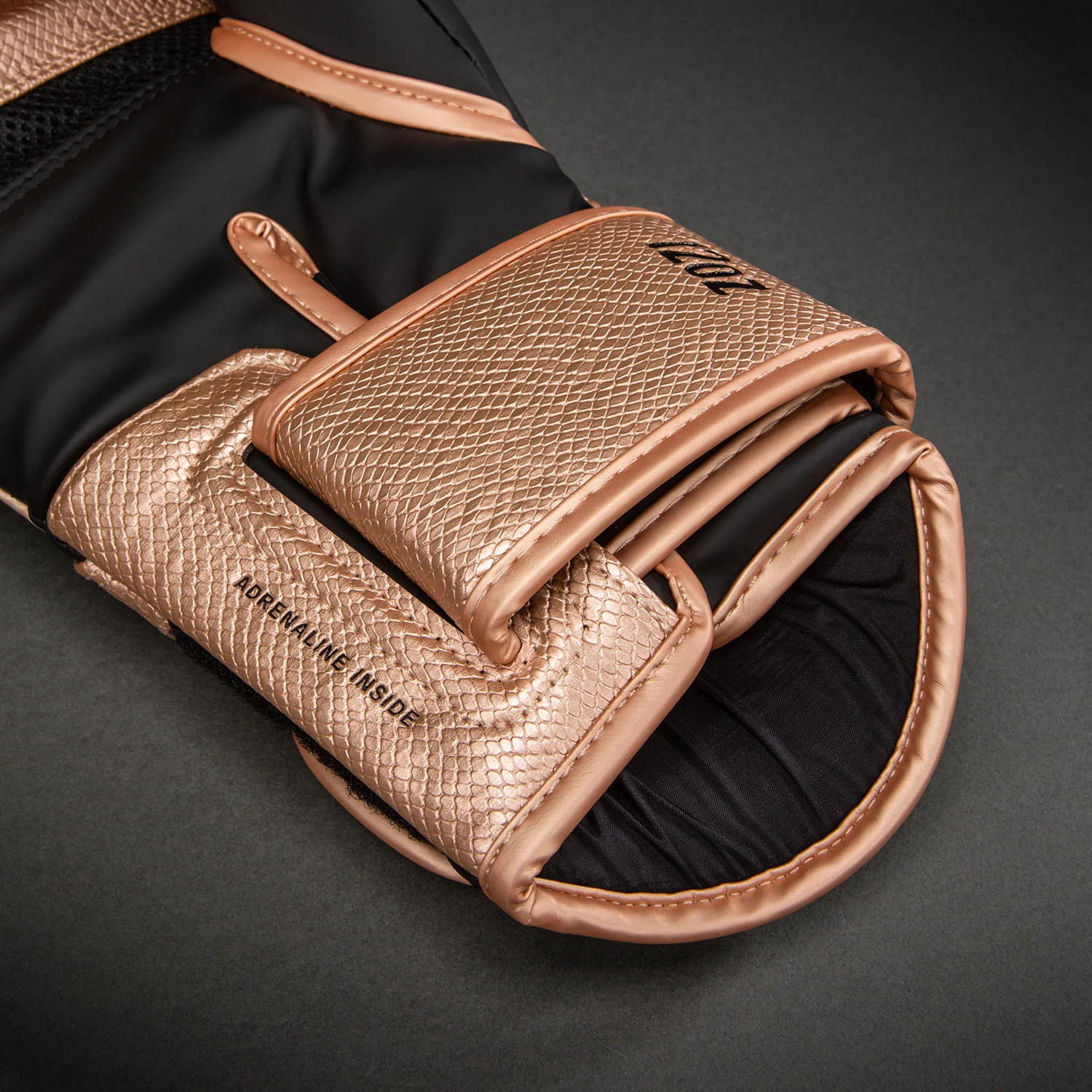 Venum Challenger 4.0 Scales Guantes de Boxeo – Rosa Nácar/Negro - Image 4