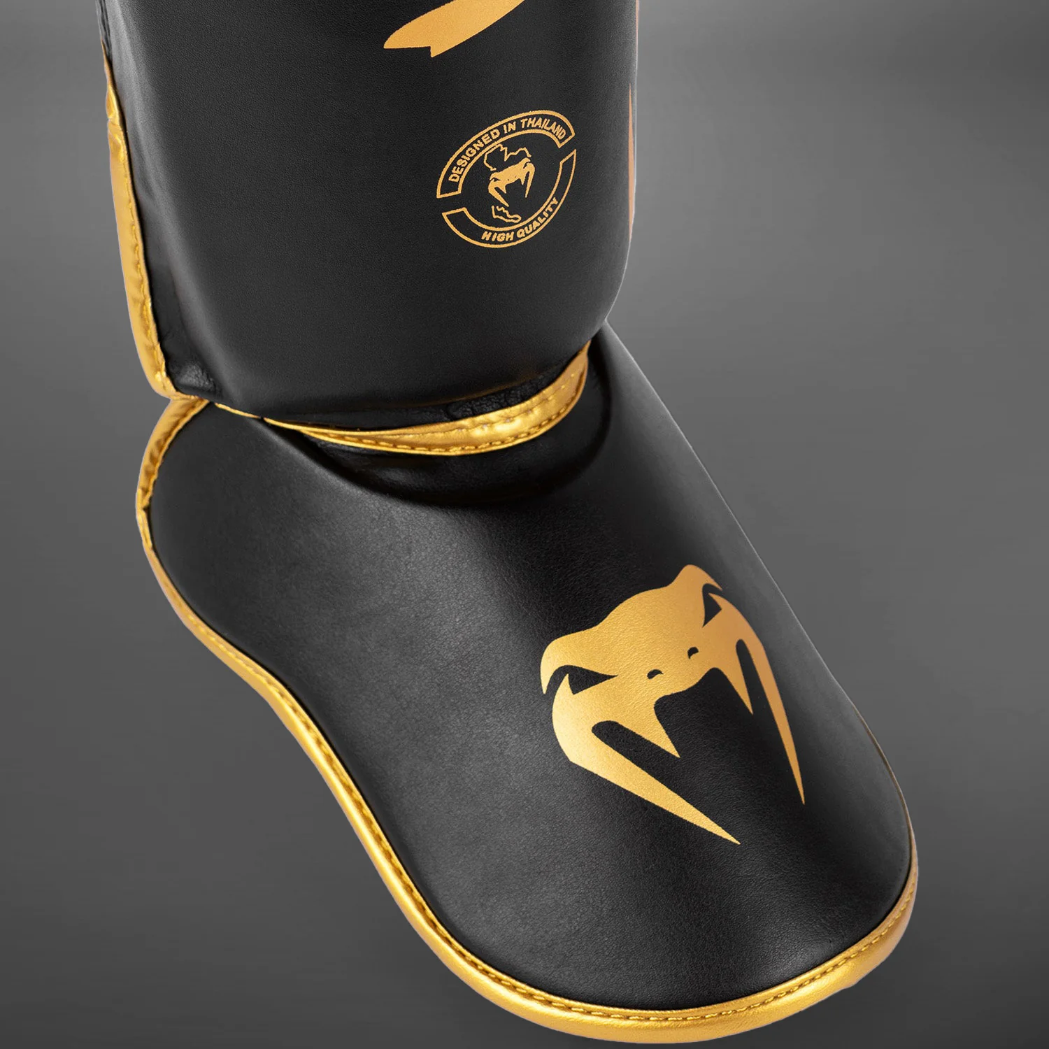 Venum Challenger Espinilleras de pie - Negro/Oro - Image 4