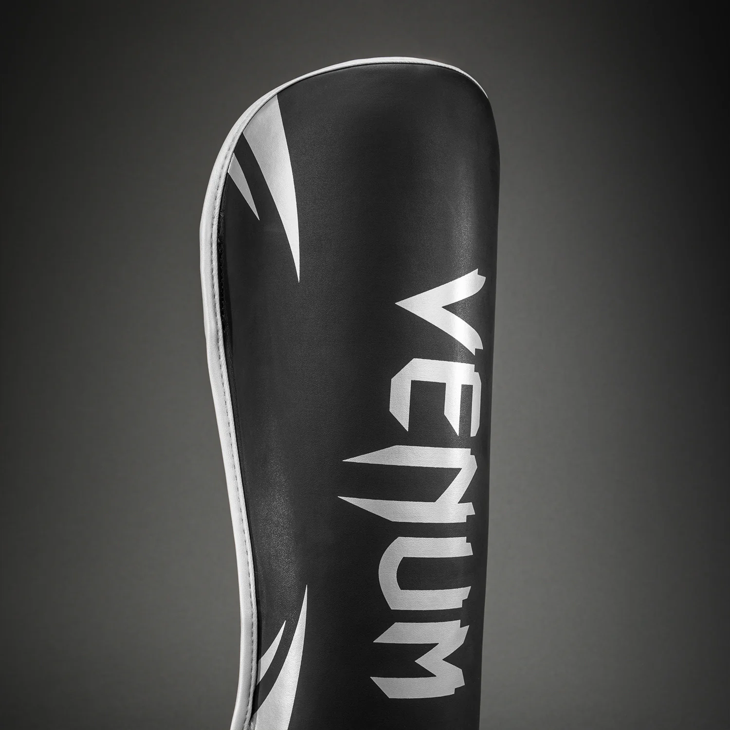 Venum Challenger Espinilleras de pie - Negro/Plata - Image 3