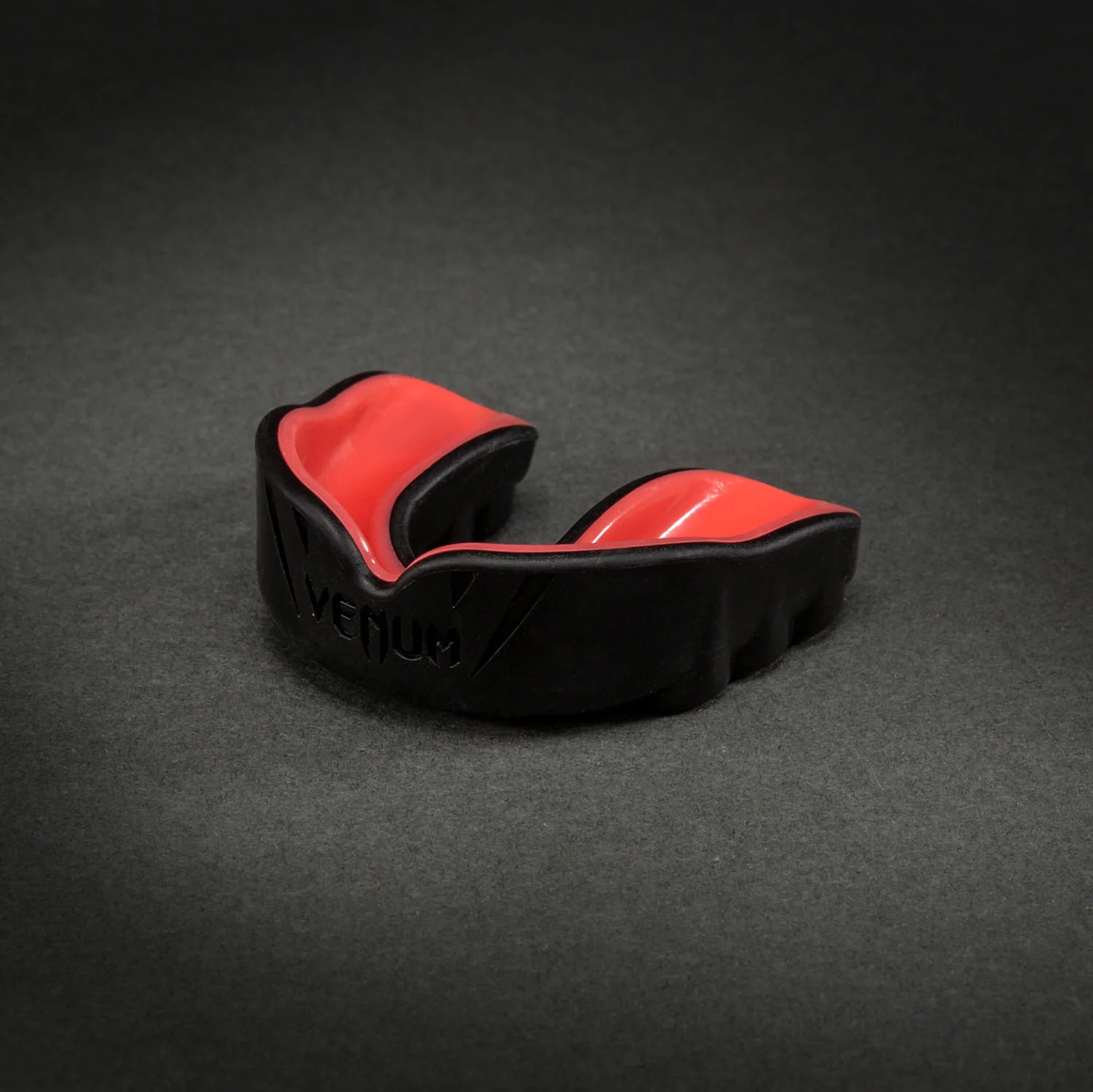 Venum Challenger Protector Bucal – Negro/Coral - Image 2