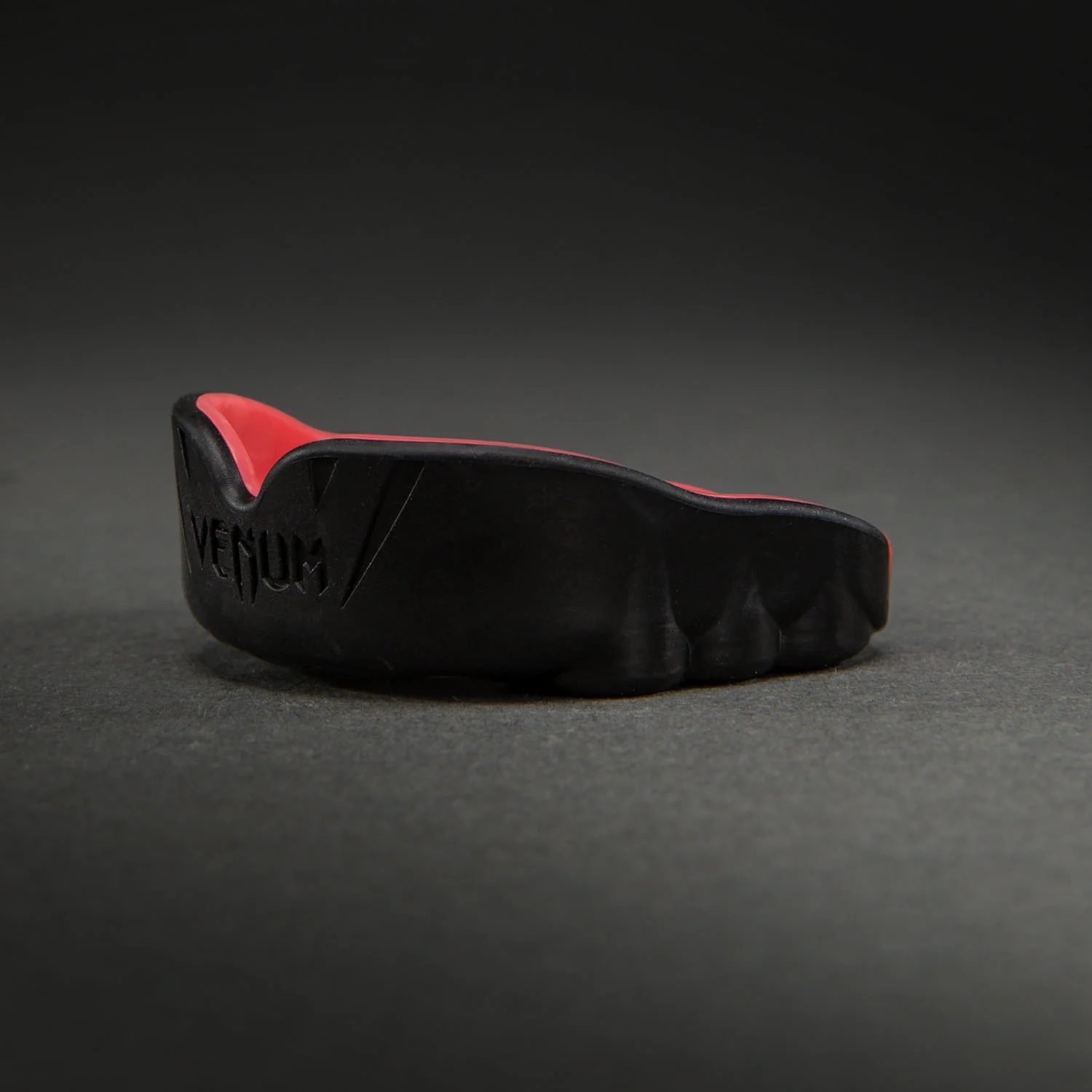 Venum Challenger Protector Bucal – Negro/Coral - Image 3