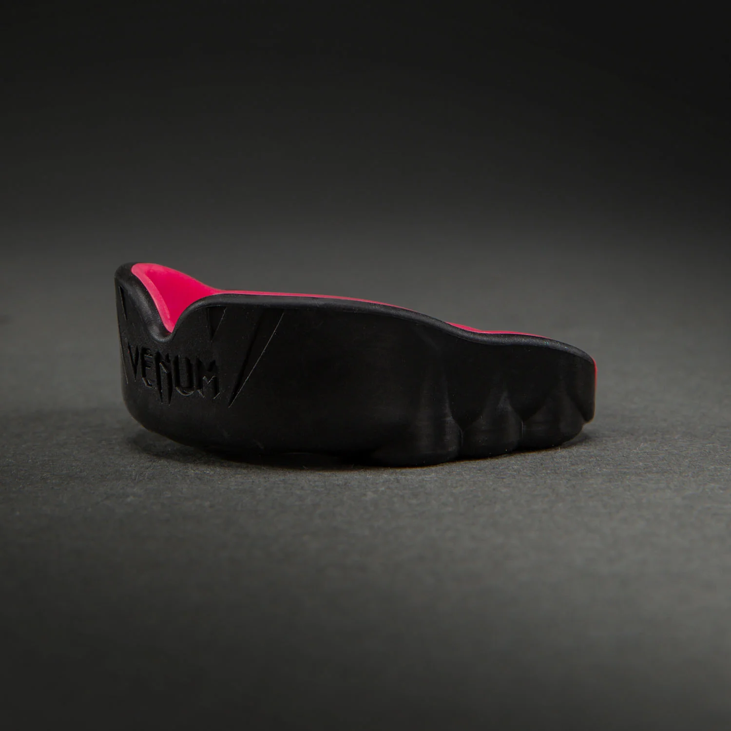 Venum Challenger Protector Bucal – Negro/Frambuesa - Image 3