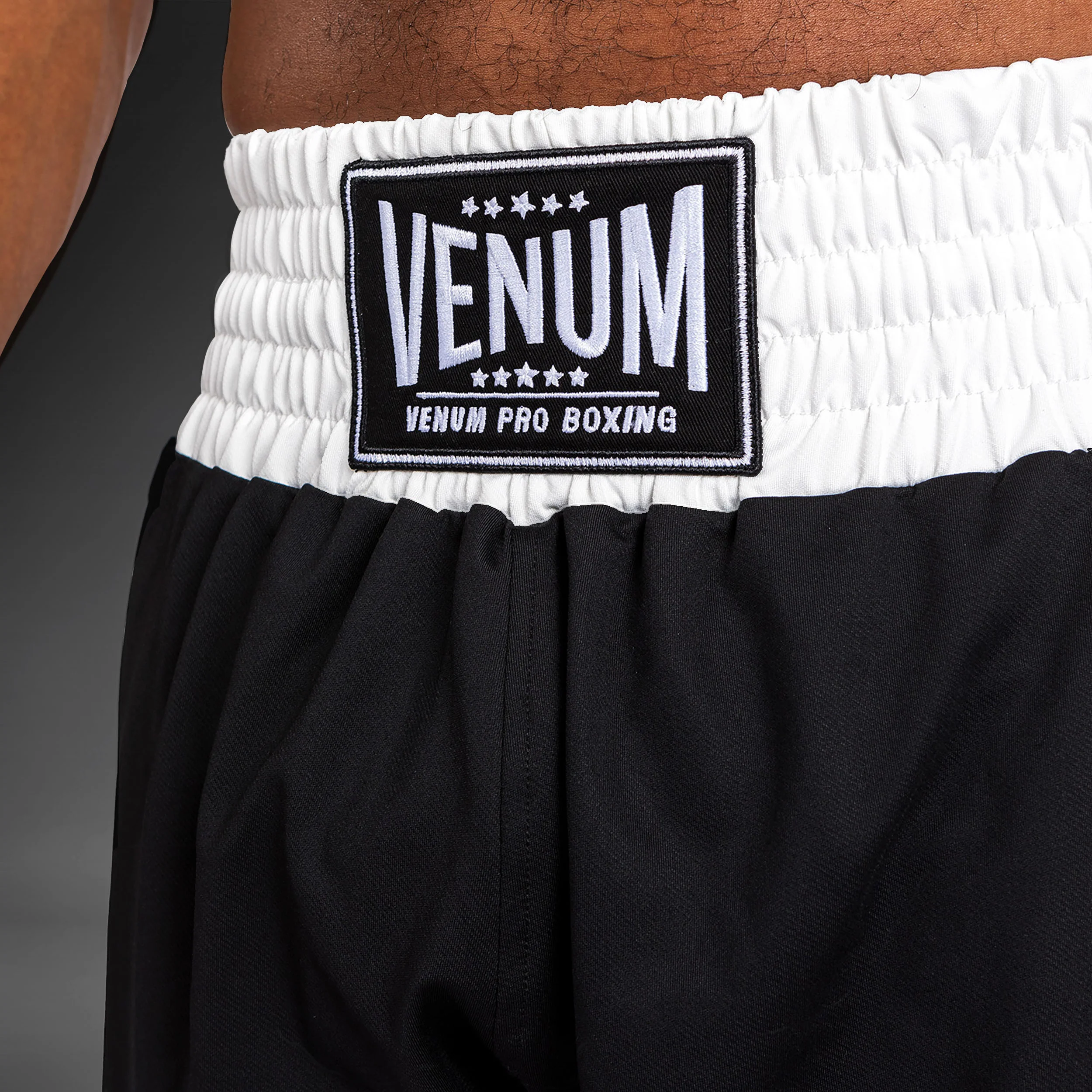 Venum Classic Boxing Shorts - Negro/Blanco - Image 7