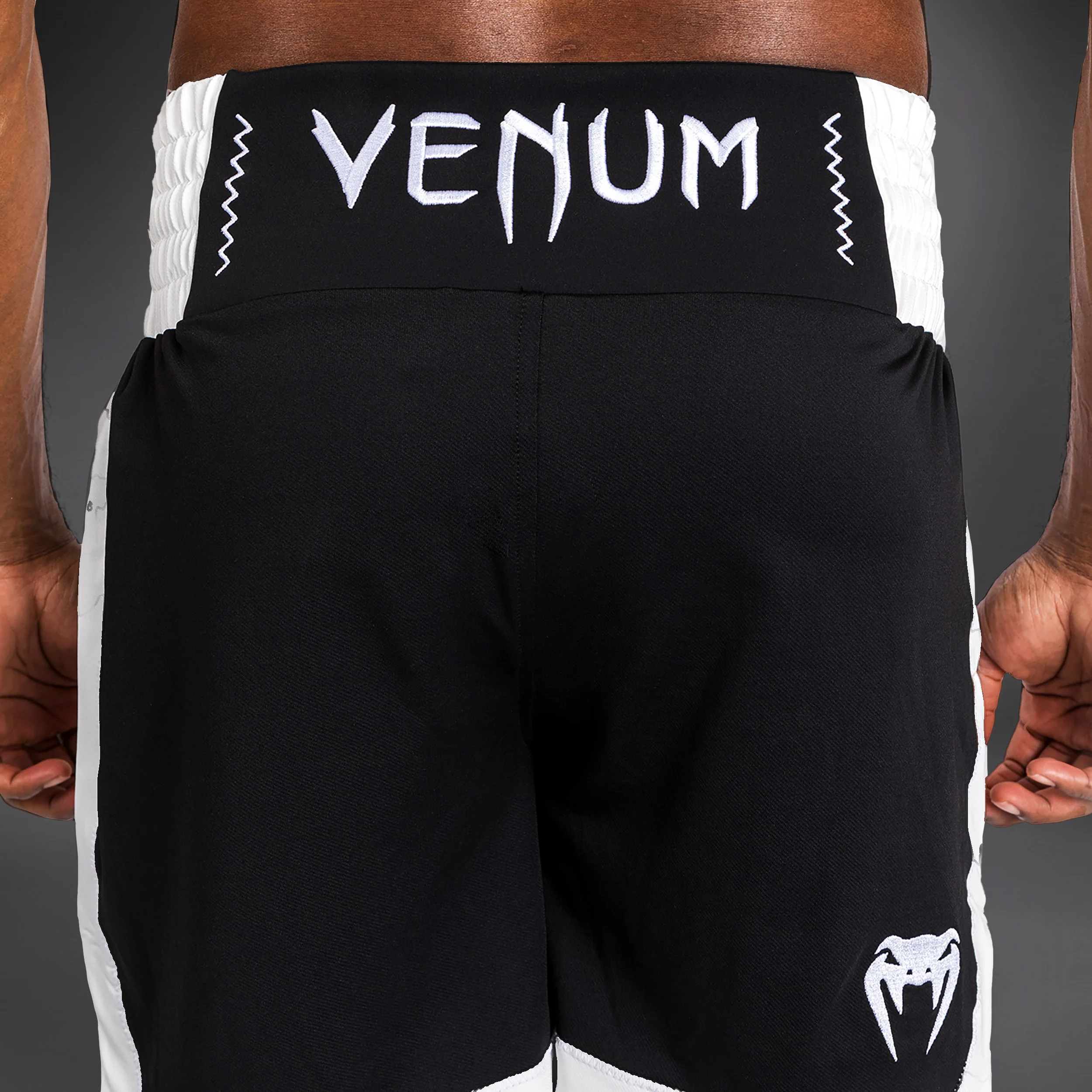 Venum Classic Boxing Shorts - Negro/Blanco - Image 8