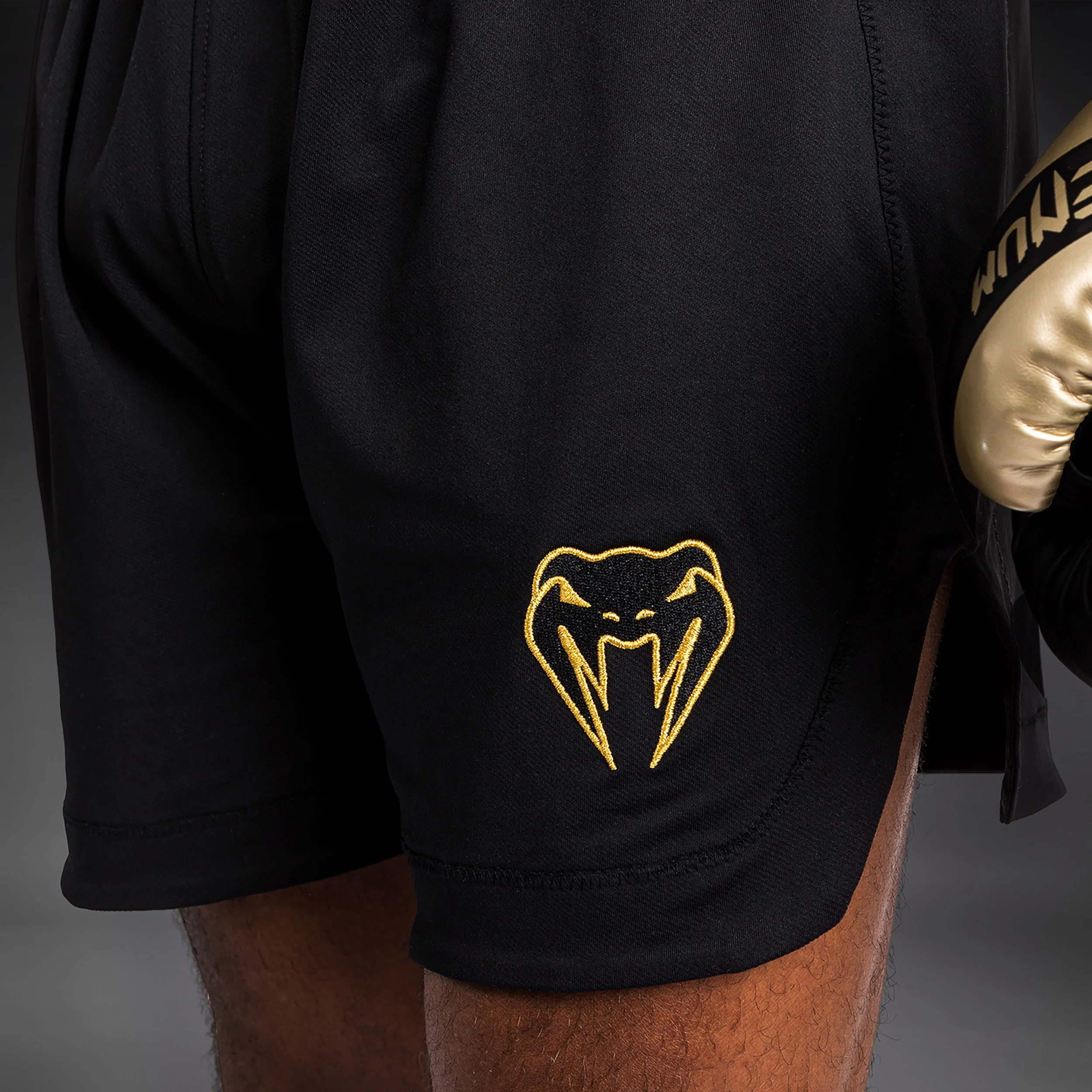 Venum Classic Boxing Shorts - Negro/Dorado - Image 7