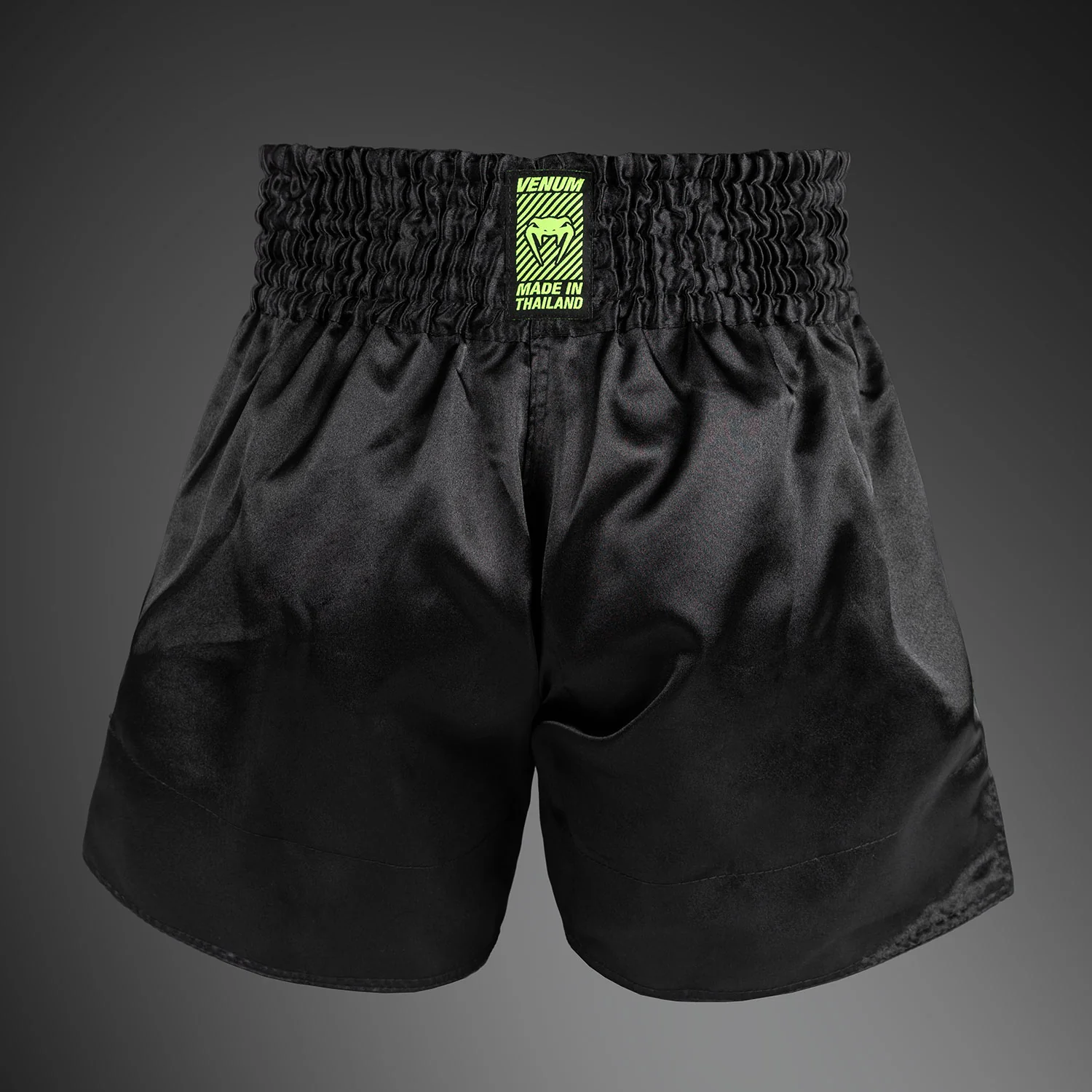 Venum Classic Evo Pantalones Cortos Muay Thai - Negro/Amarillo Neón - Image 4
