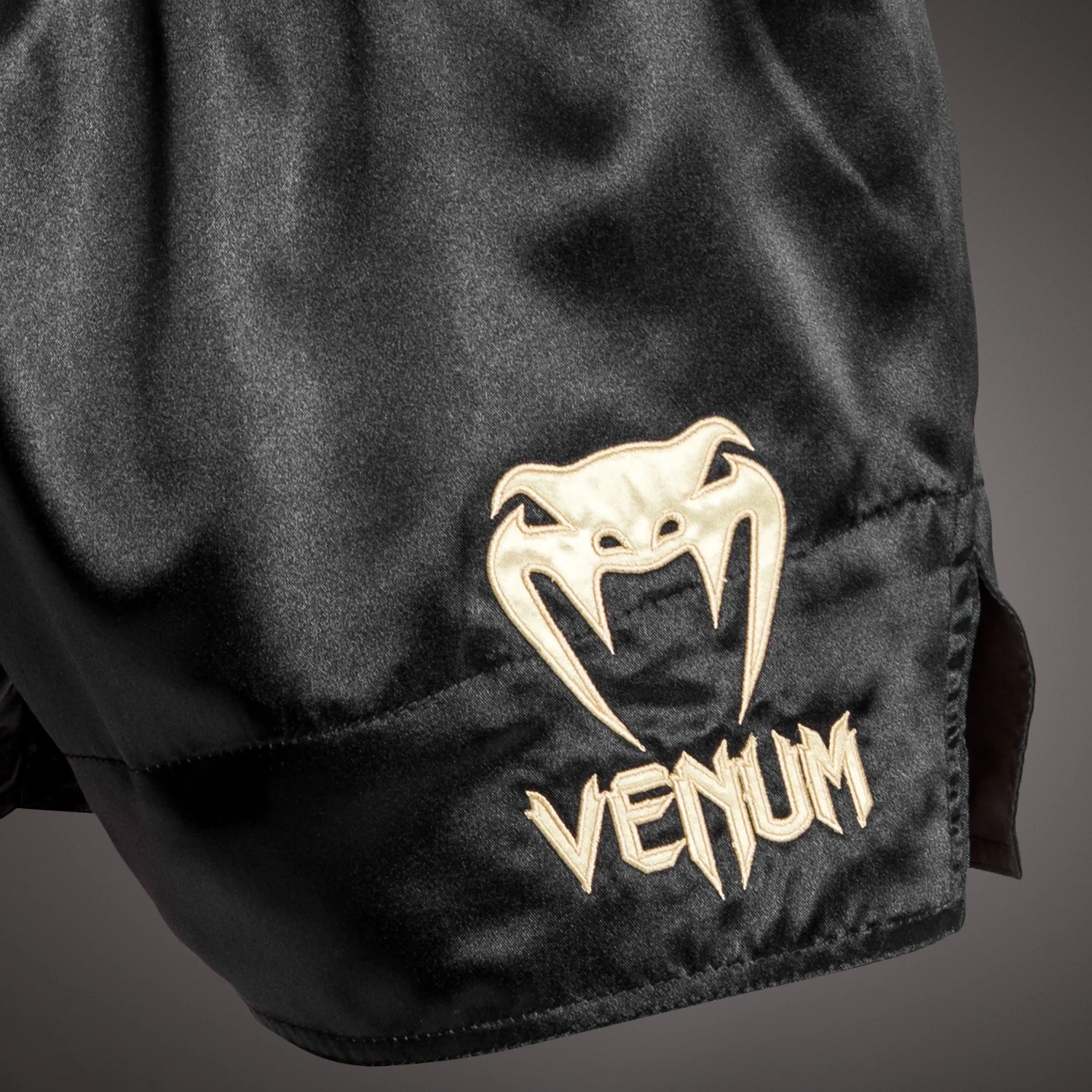 Venum Classic Muay Thai Short Rojo/Negro/Oro - Image 4