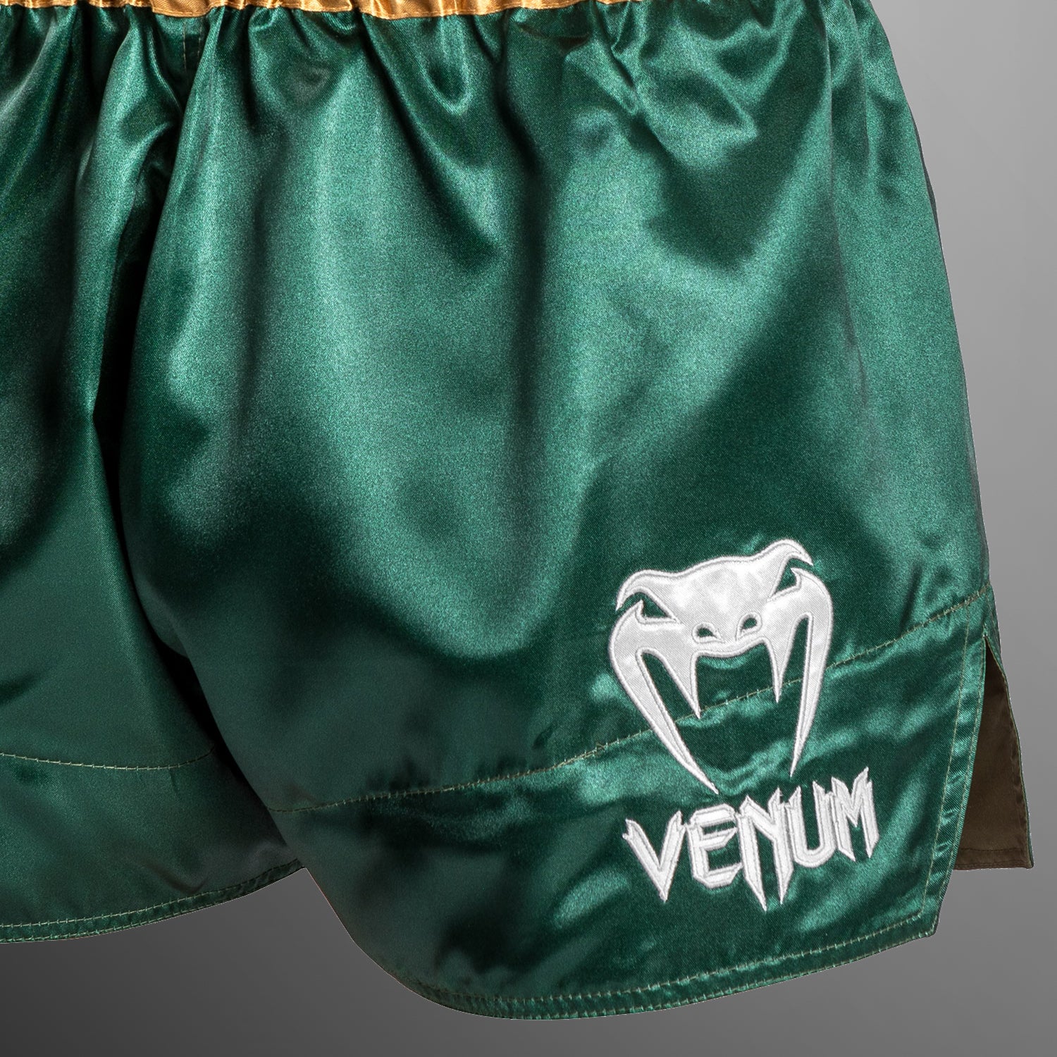 Venum Classic - Muay Thai Short - Verde/Dorado/Blanco - Image 5